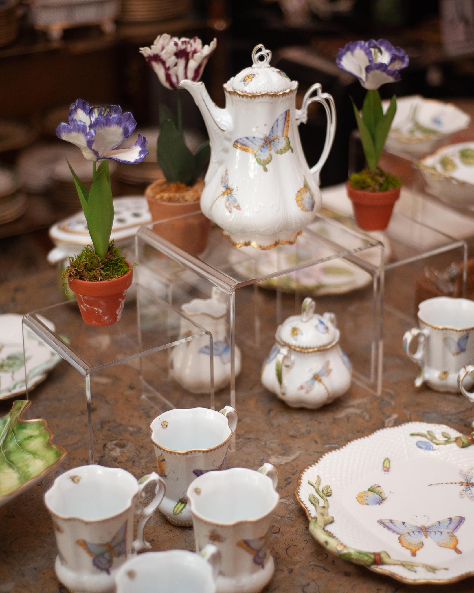 Anna Weatherley Designs: Dreiteiliges Teeservice mit Schmetterlingen, handbemalt (Handbemalt) im Angebot