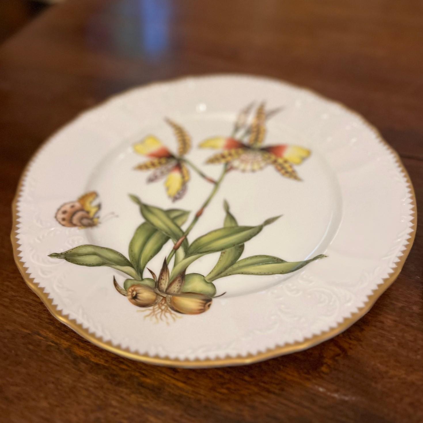 Anna Weatherley, Assiettes à dîner en forme d'orchidée peintes à la main - Lot de cinq, Hongrie, 2003 en vente 2