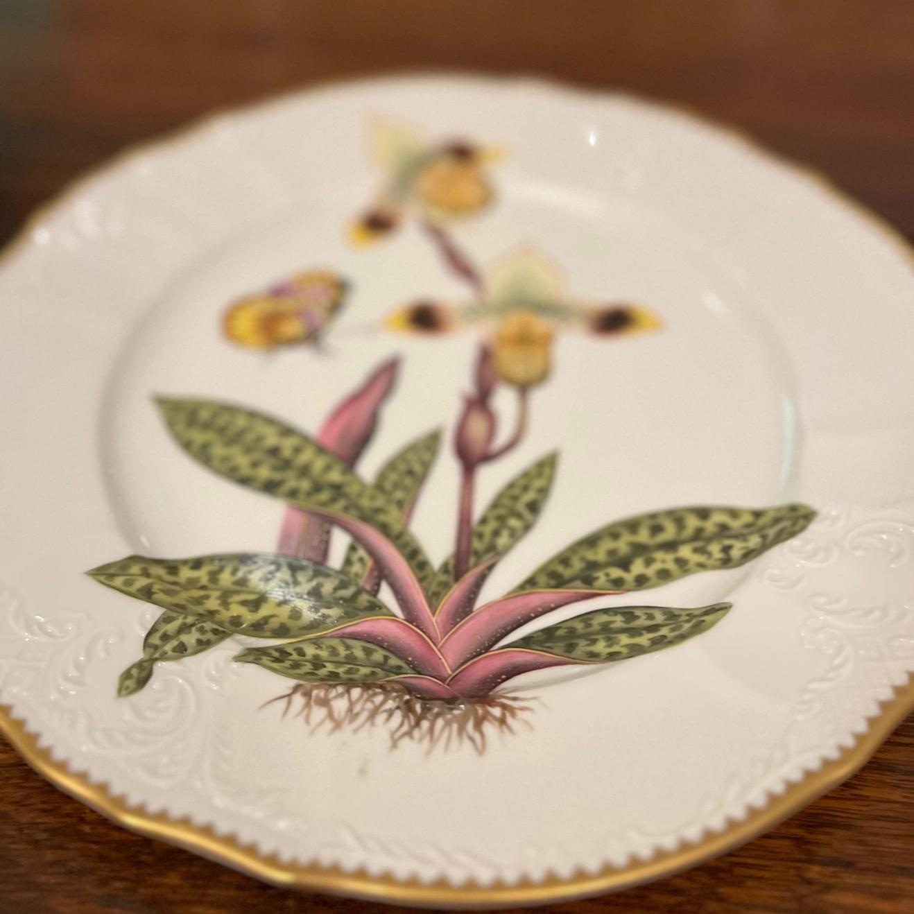 Anna Weatherley, Assiettes à dîner en forme d'orchidée peintes à la main - Lot de cinq, Hongrie, 2003 en vente 3