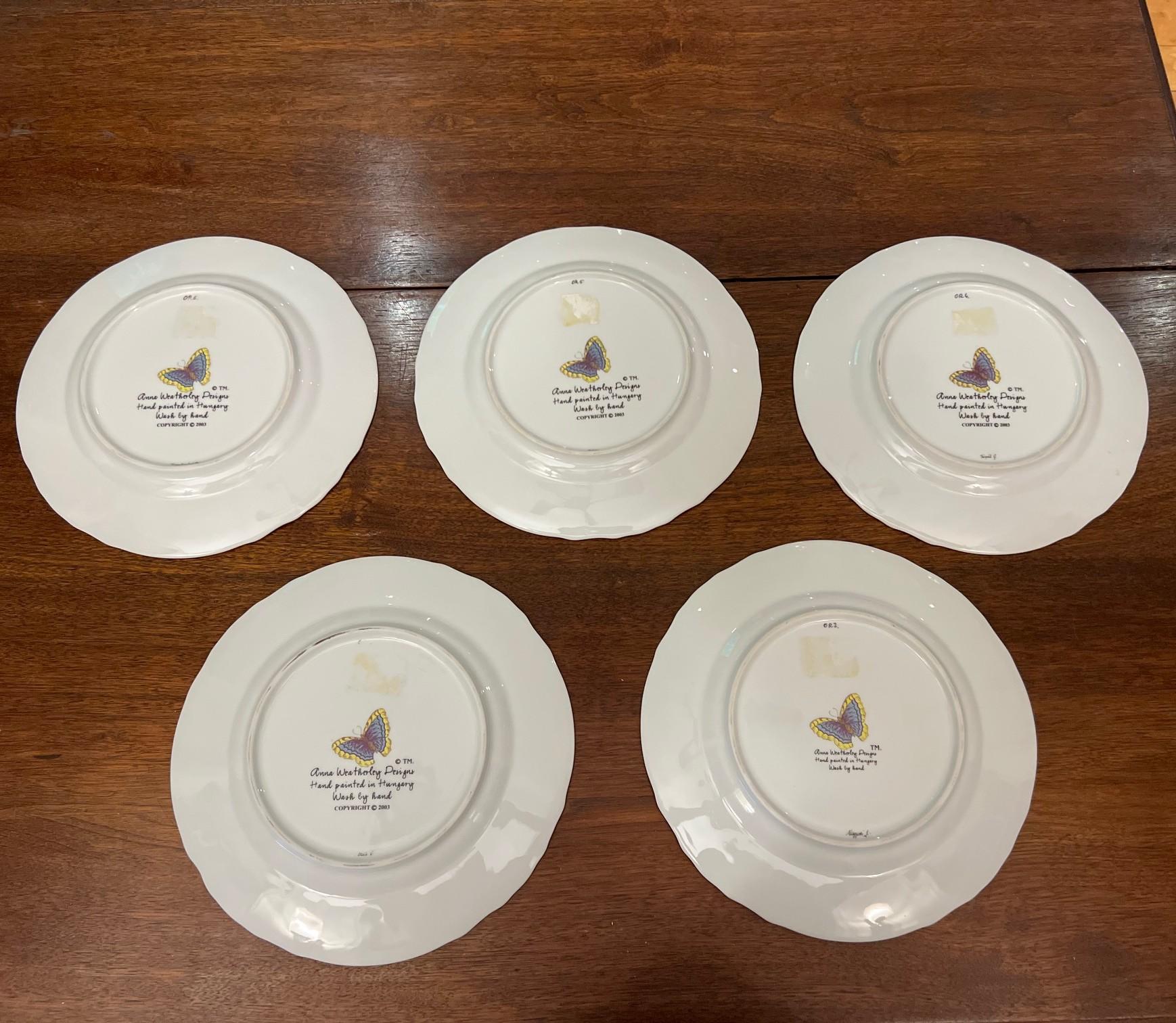 Anna Weatherley, Assiettes à dîner en forme d'orchidée peintes à la main - Lot de cinq, Hongrie, 2003 en vente 6