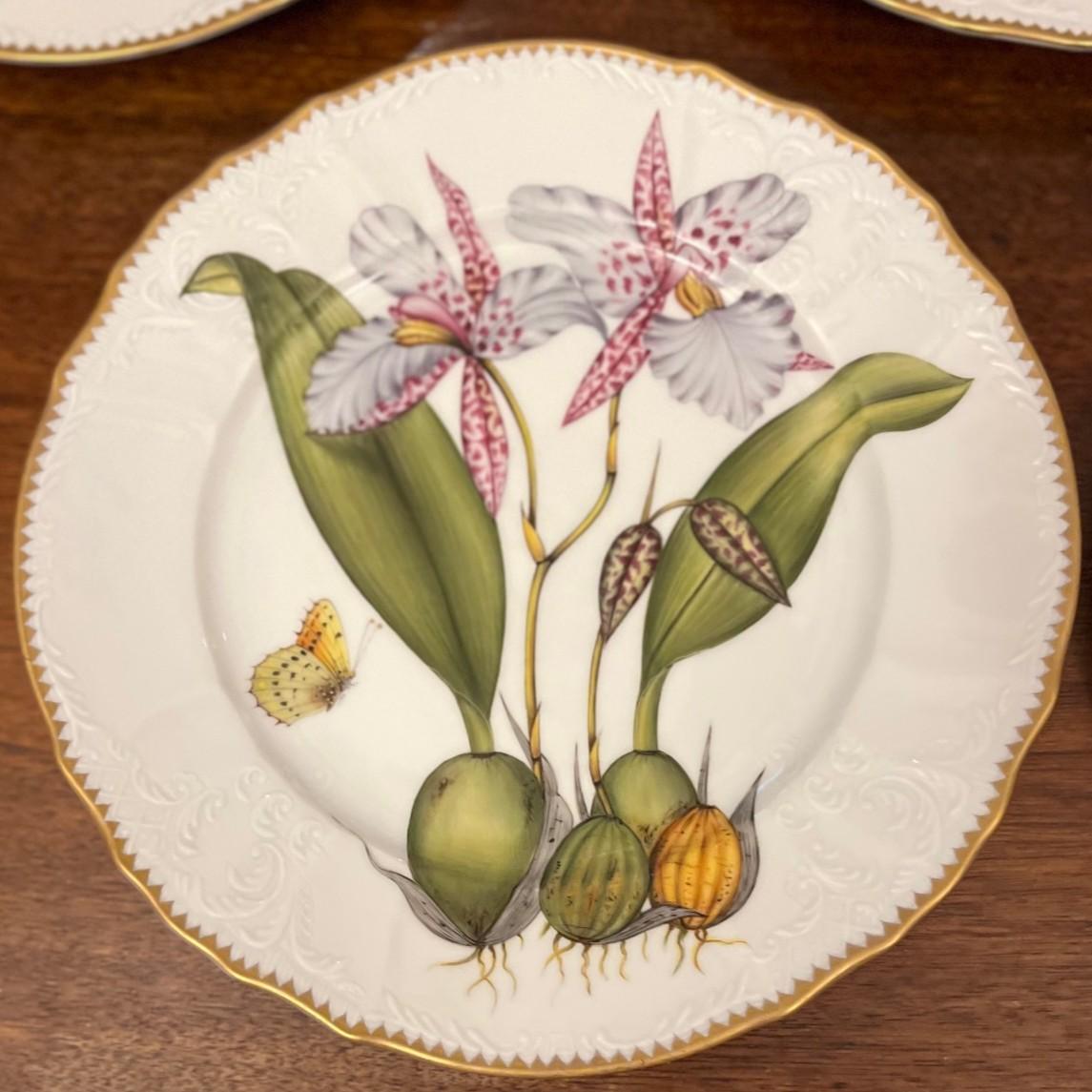 Moderne Anna Weatherley, Assiettes à dîner en forme d'orchidée peintes à la main - Lot de cinq, Hongrie, 2003 en vente