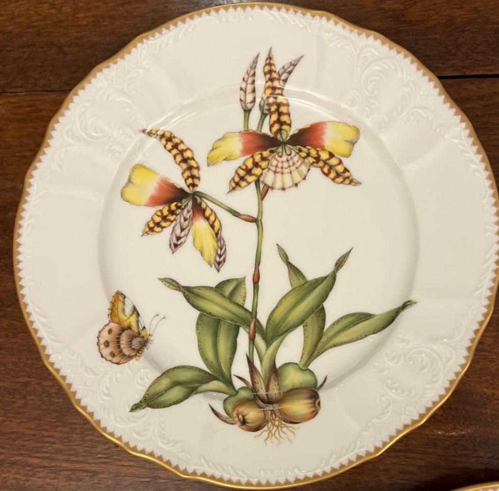 Hongrois Anna Weatherley, Assiettes à dîner en forme d'orchidée peintes à la main - Lot de cinq, Hongrie, 2003 en vente