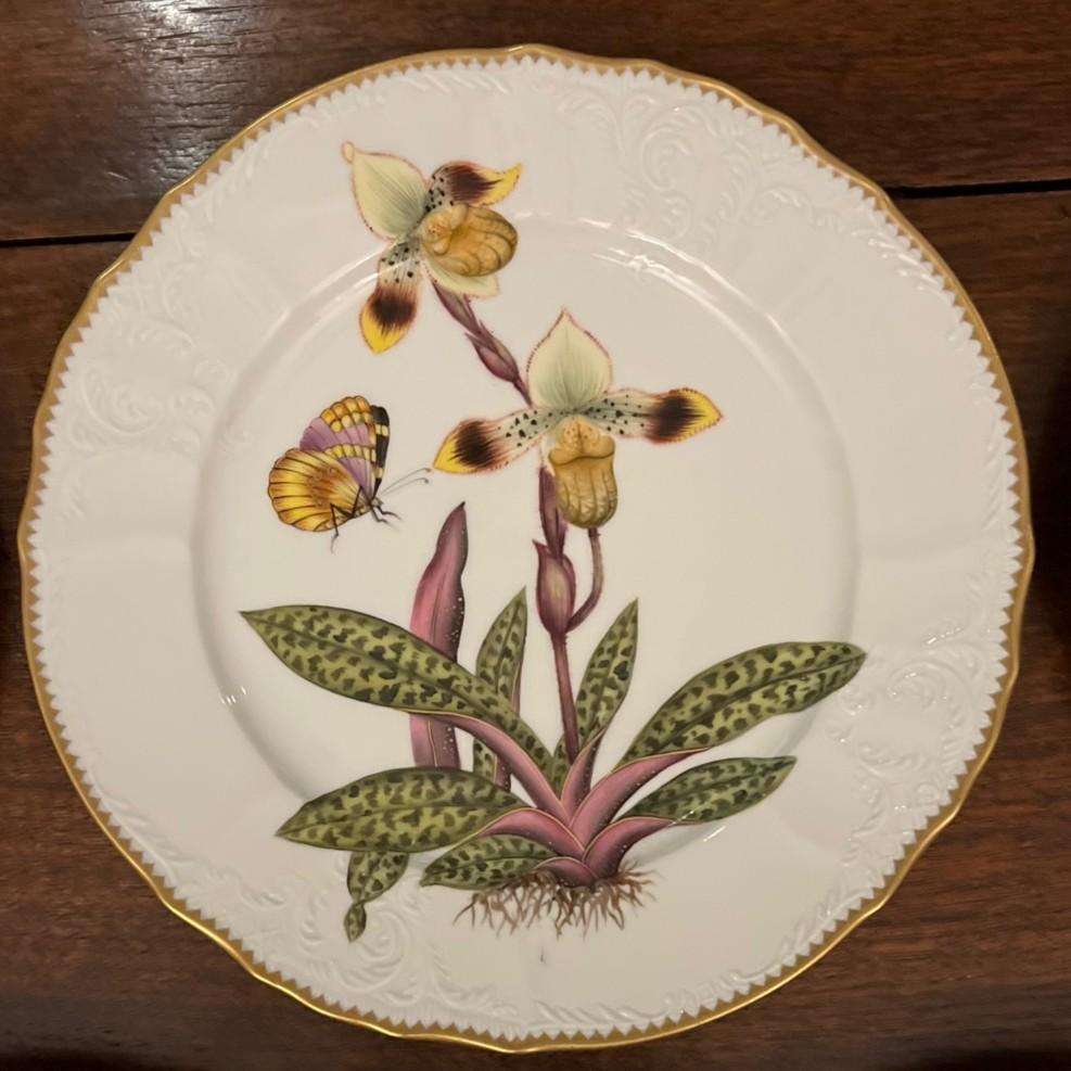 Doré Anna Weatherley, Assiettes à dîner en forme d'orchidée peintes à la main - Lot de cinq, Hongrie, 2003 en vente
