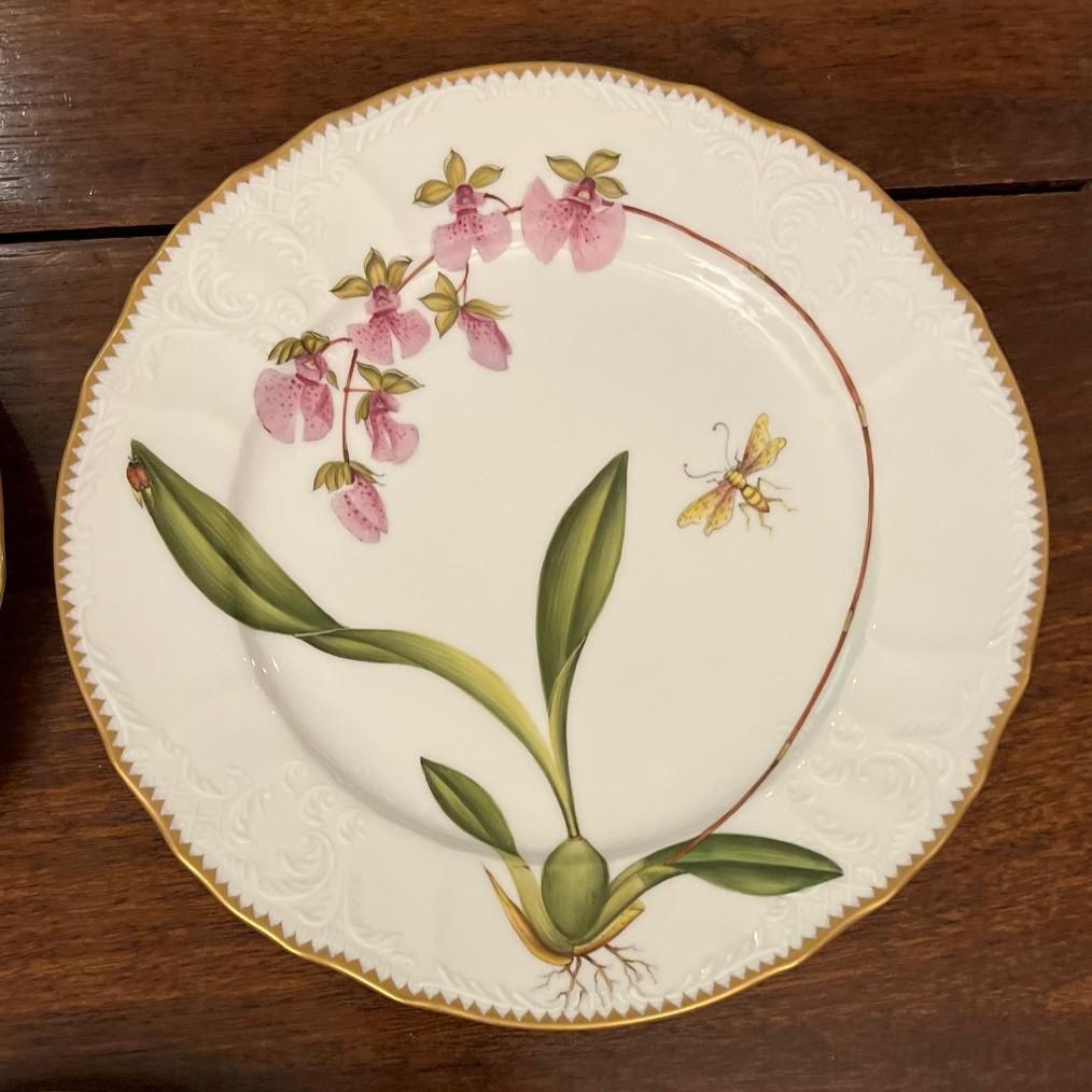 Anna Weatherley, Assiettes à dîner en forme d'orchidée peintes à la main - Lot de cinq, Hongrie, 2003 Bon état - En vente à Morristown, NJ