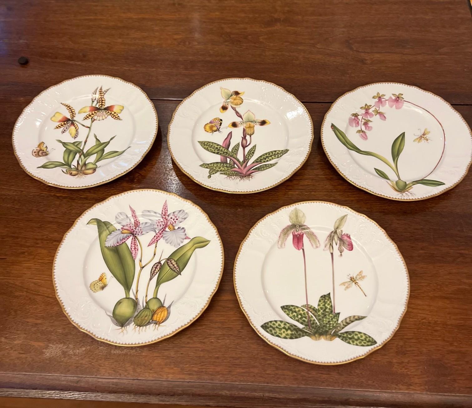 XXIe siècle et contemporain Anna Weatherley, Assiettes à dîner en forme d'orchidée peintes à la main - Lot de cinq, Hongrie, 2003 en vente