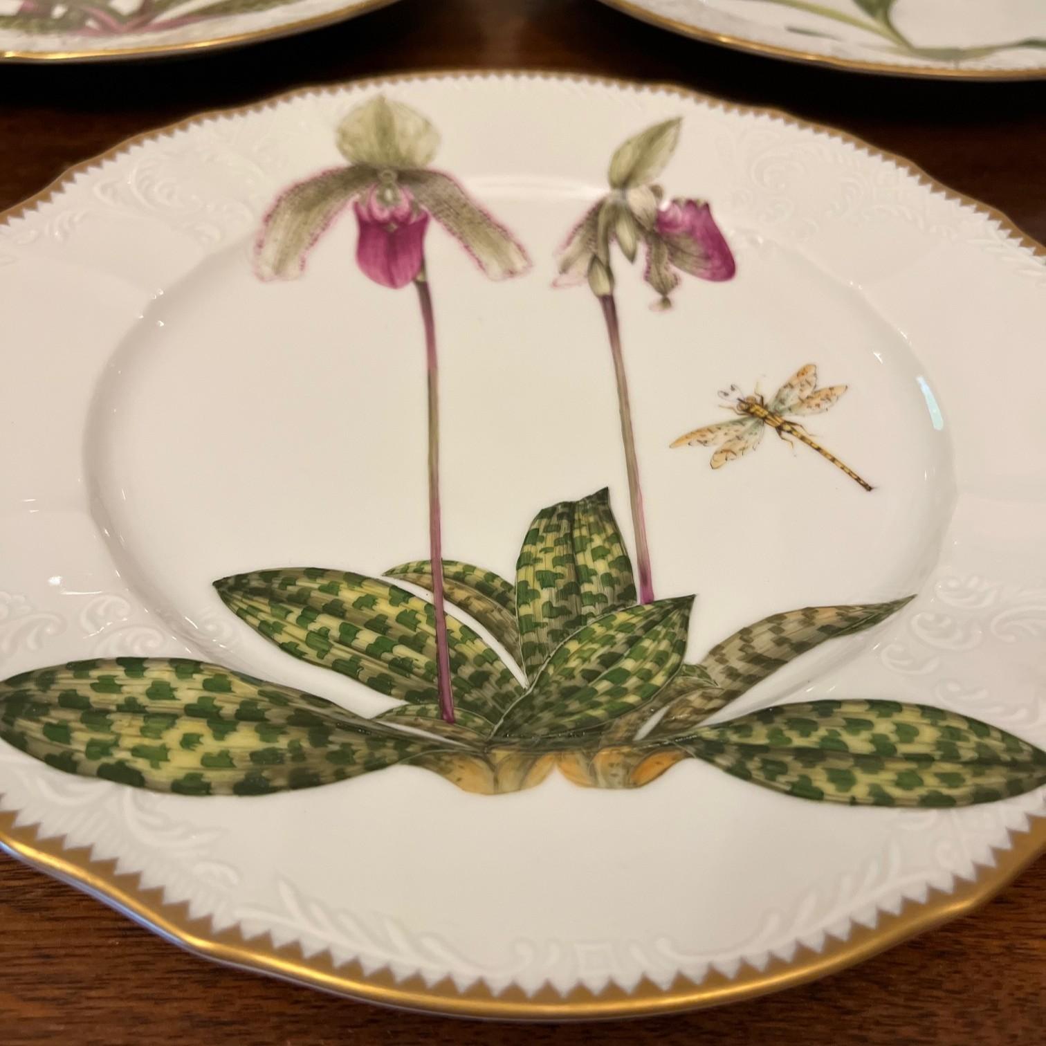 Or Anna Weatherley, Assiettes à dîner en forme d'orchidée peintes à la main - Lot de cinq, Hongrie, 2003 en vente