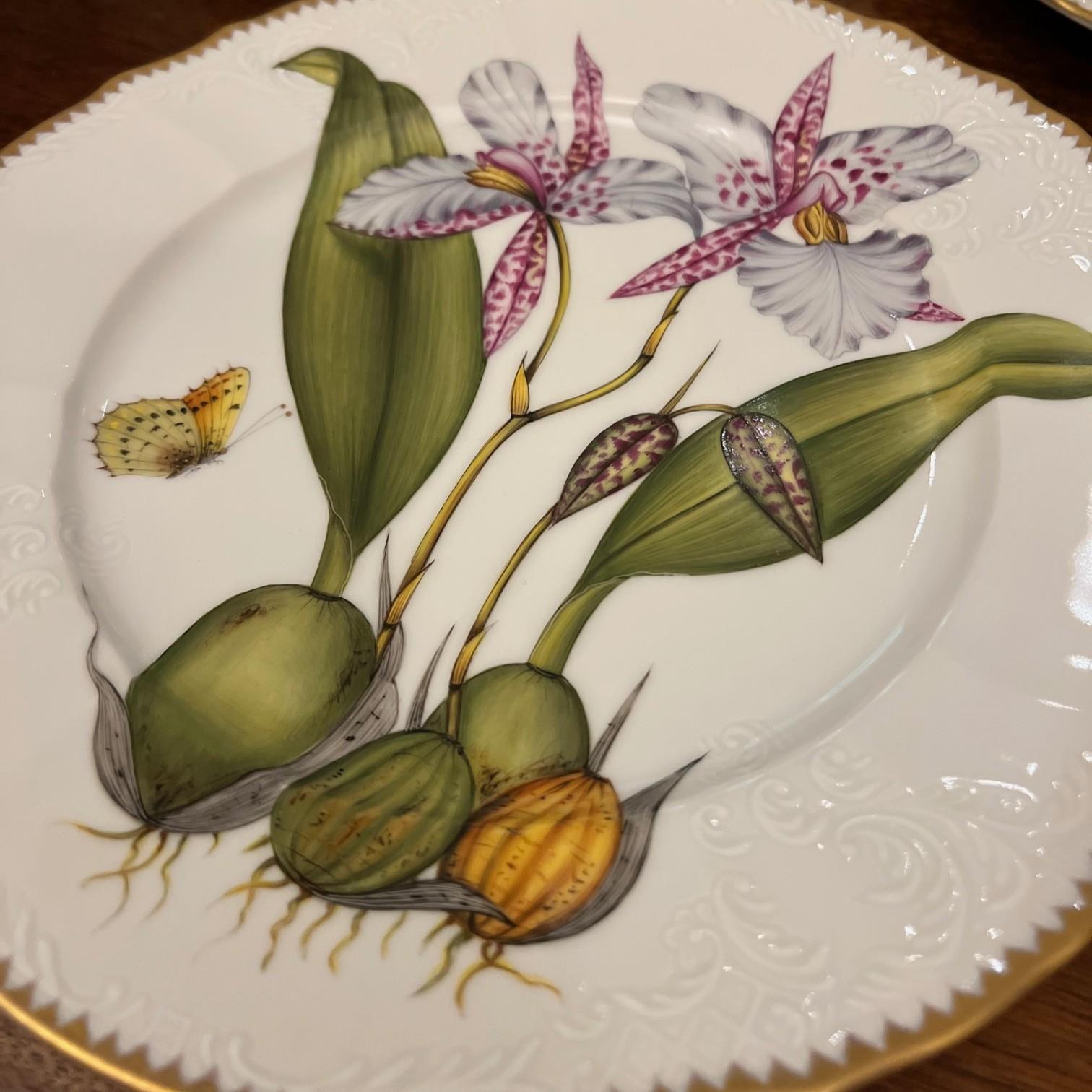 Anna Weatherley, Assiettes à dîner en forme d'orchidée peintes à la main - Lot de cinq, Hongrie, 2003 en vente 1