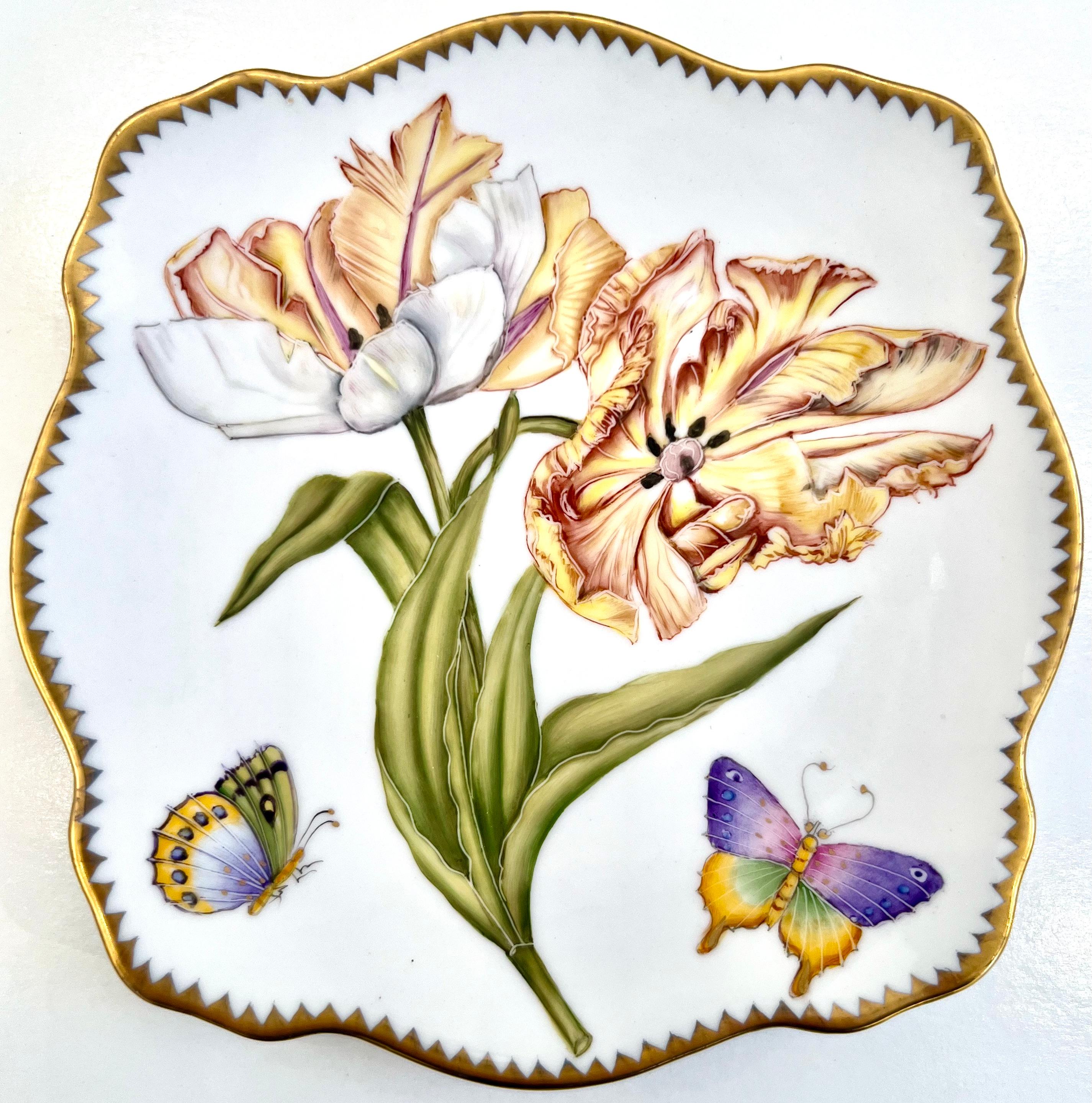 S'inspirant de l'art botanique des XVIIe et XVIIIe siècles, les designs d'Anna Weatherley Designs sont créés par ses maîtres peintres qui utilisent un style de peinture à main levée dans son Studio de Budapest. Une technique traditionnelle qui est