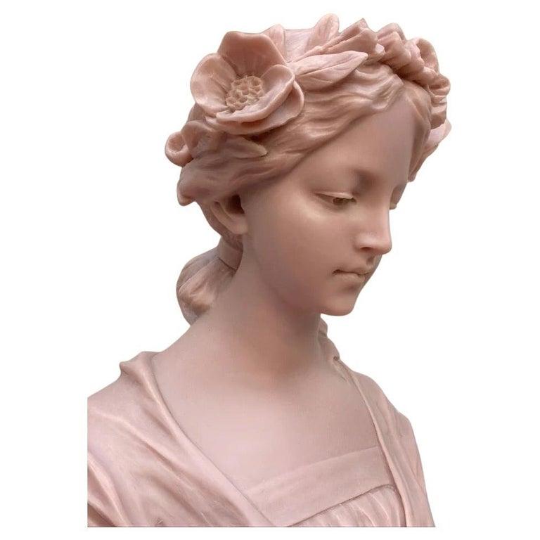 Il Busto di Annabel in marmo rosa è una scultura delicata e aggraziata che cattura la bellezza e la femminilità senza tempo. Scolpito a mano in squisito marmo rosa, questo busto presenta linee morbide e fluide e dettagli sottili che mettono in