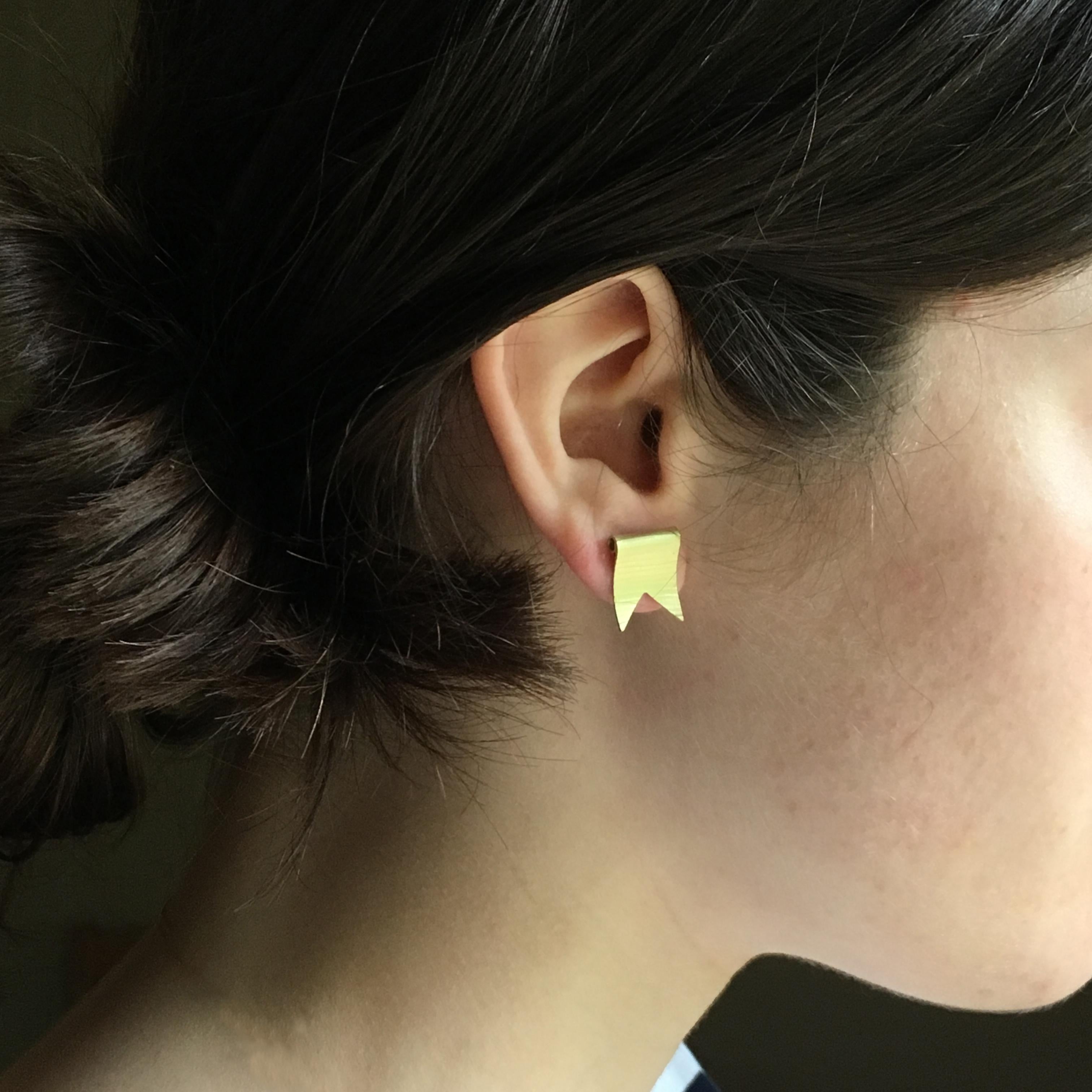 Contemporary Annabel Eley 18 Karat Yellow Gold Ribbon Textured Flag Stud Earrings For Sale