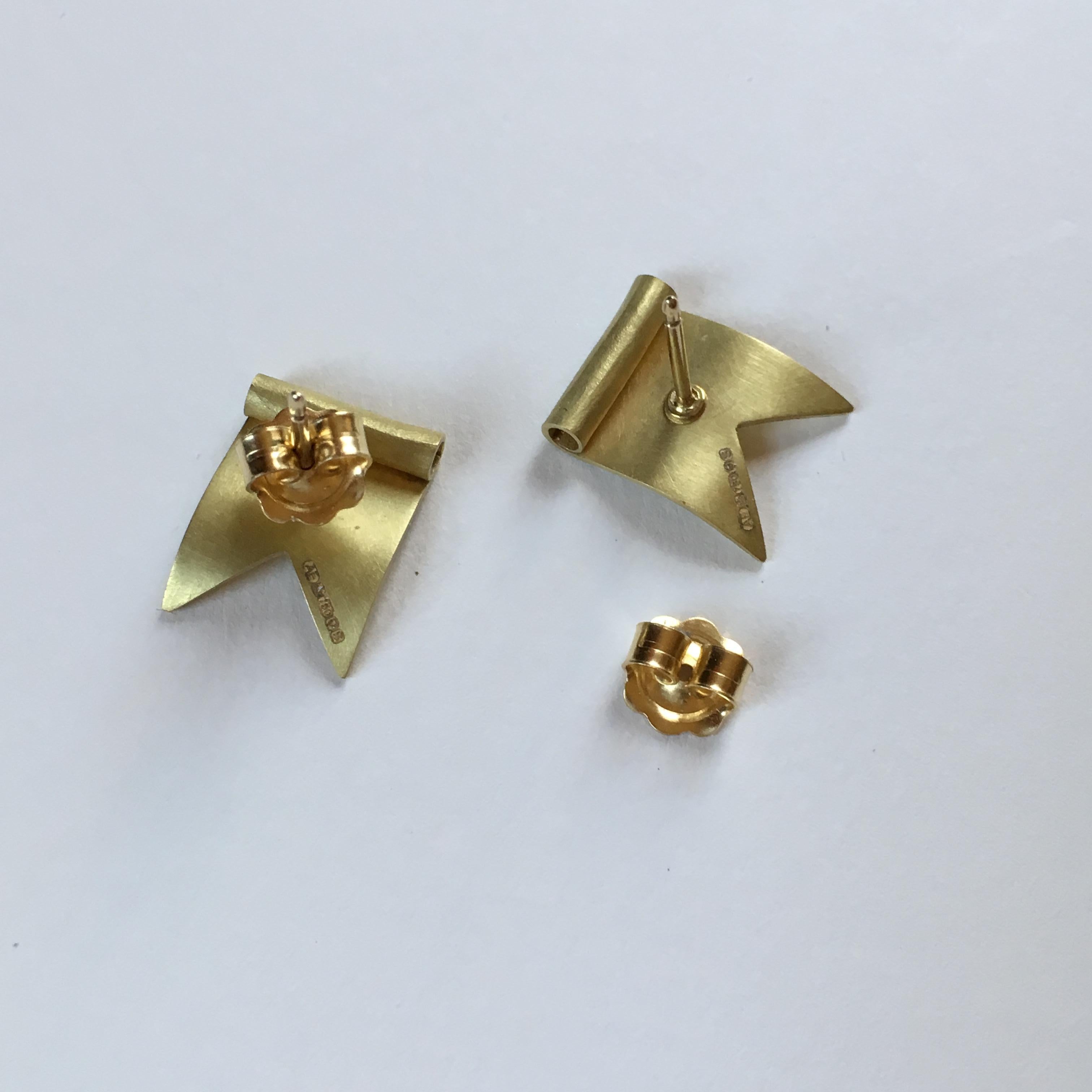 Women's or Men's Annabel Eley 18 Karat Yellow Gold Ribbon Textured Flag Stud Earrings For Sale