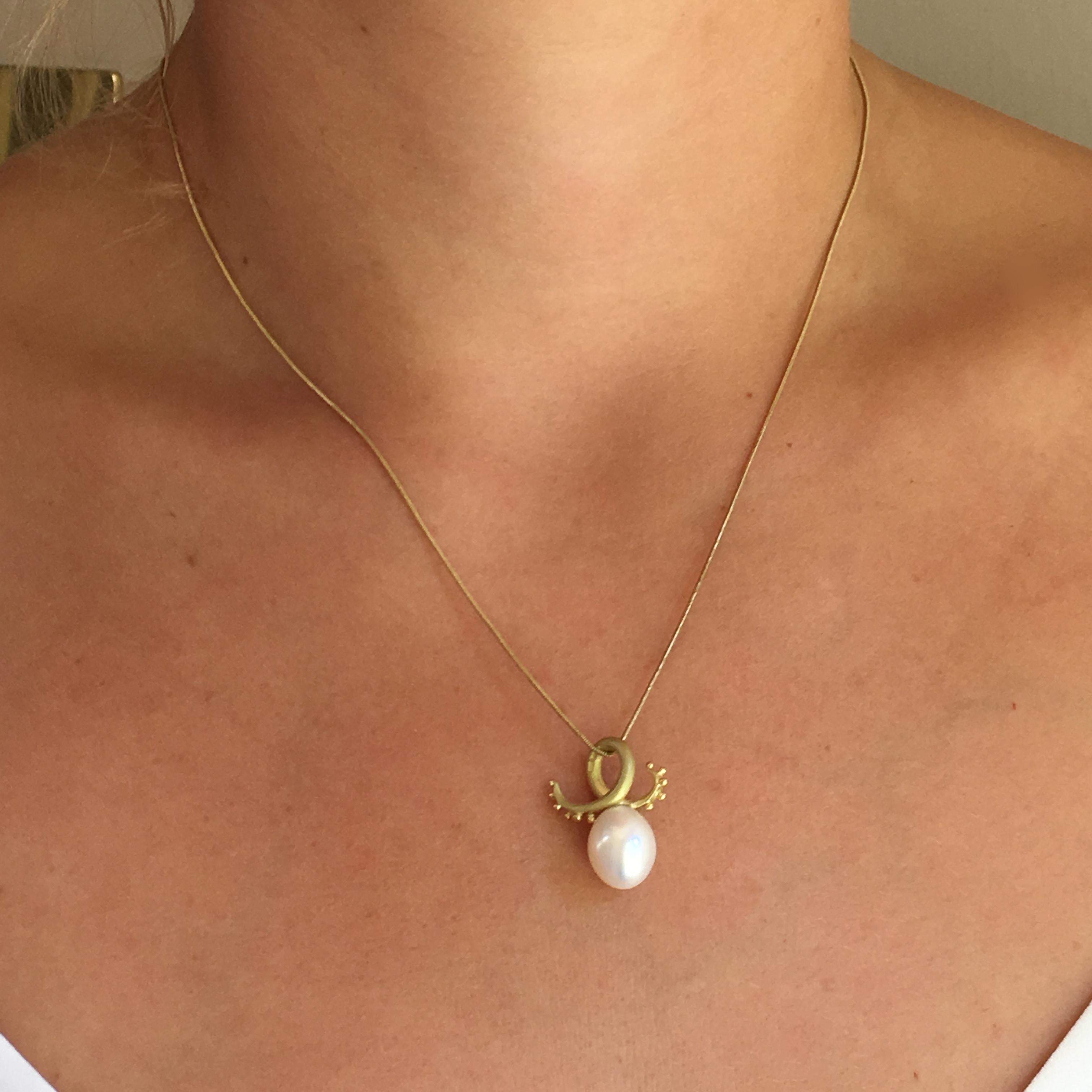 Annabel Eley 18 Karat Yellow Gold White Pearl Pendant Necklace In New Condition For Sale In Huntingdon, GB