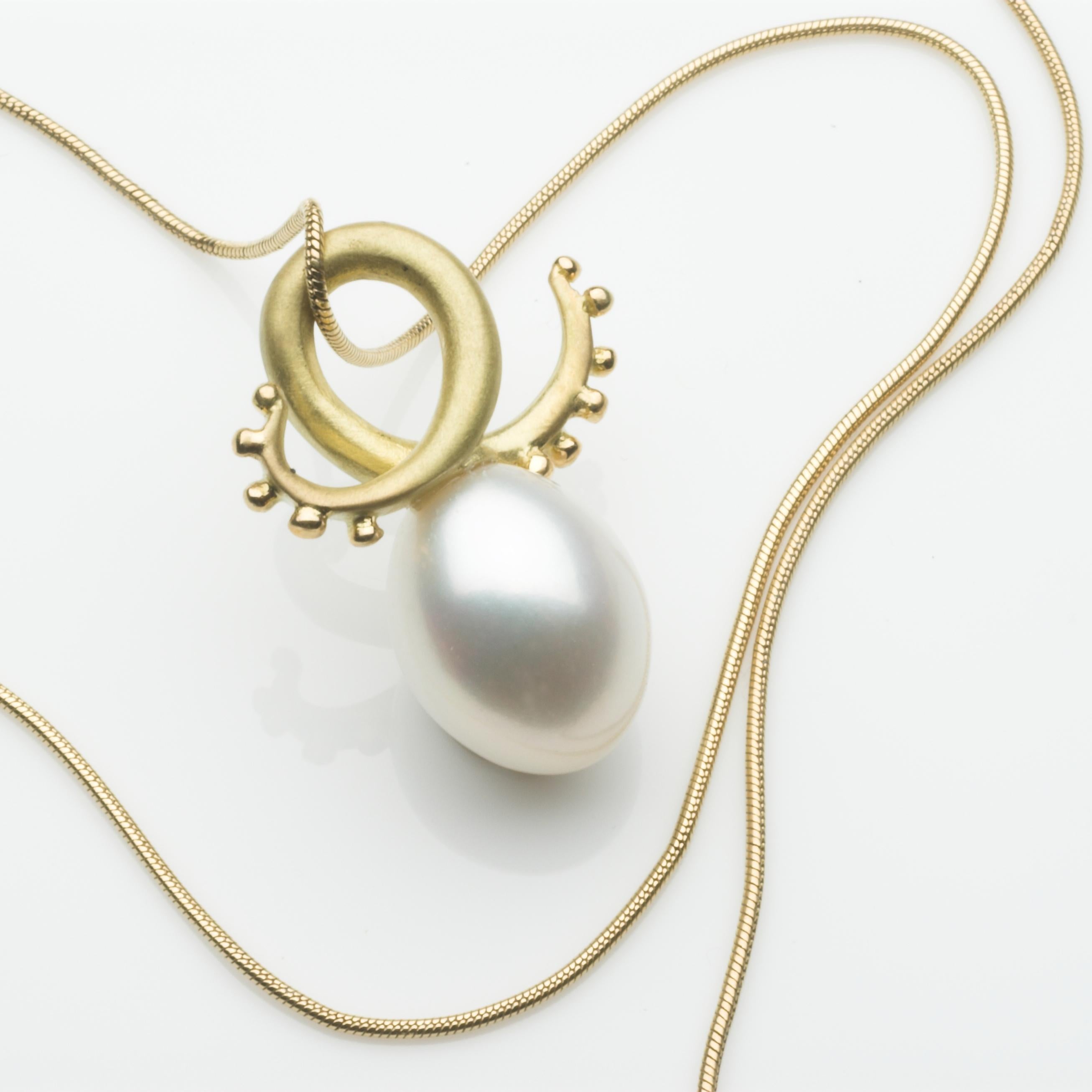 Annabel Eley 18 Karat Yellow Gold White Pearl Pendant Necklace For Sale 1