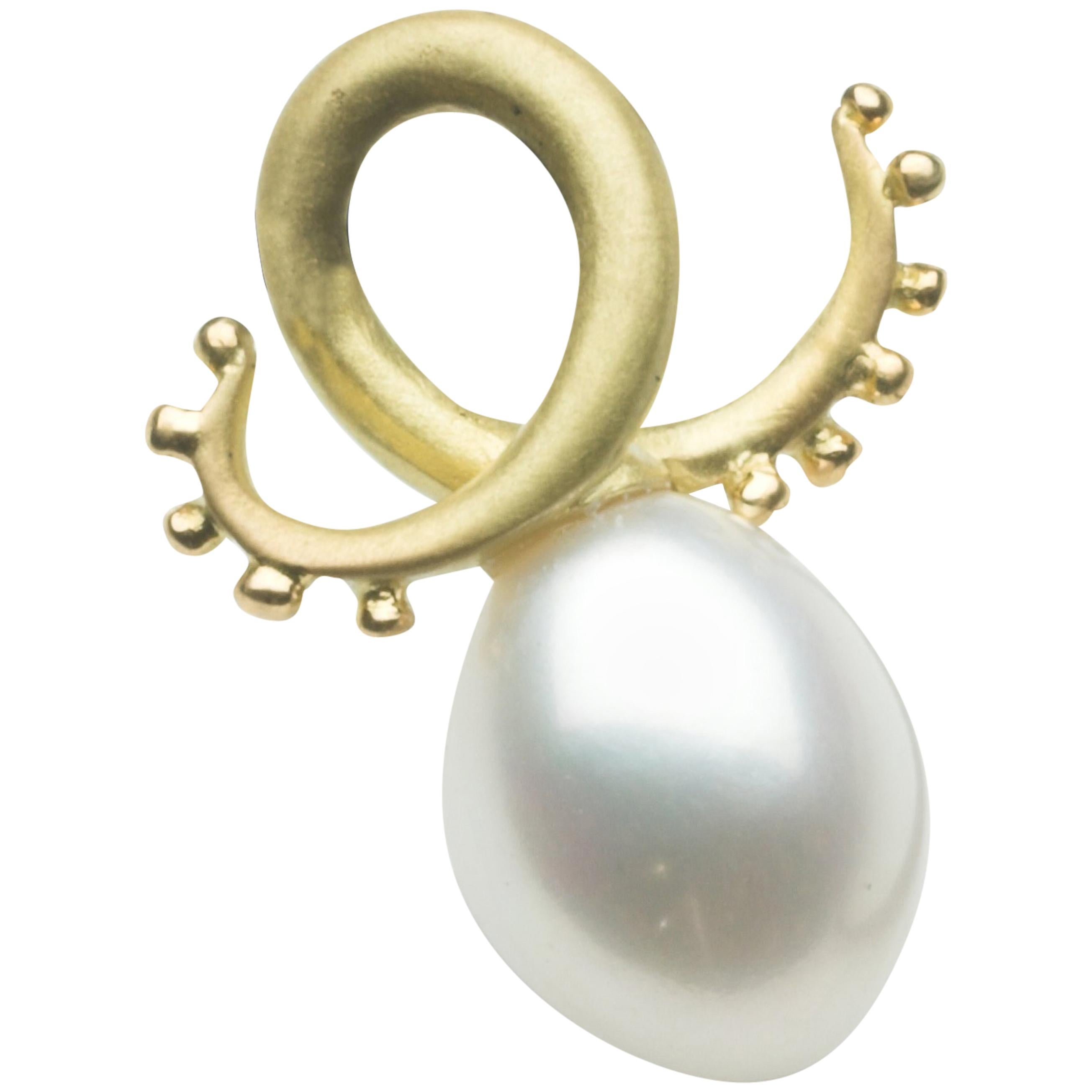 Annabel Eley 18 Karat Yellow Gold White Pearl Pendant Necklace For Sale