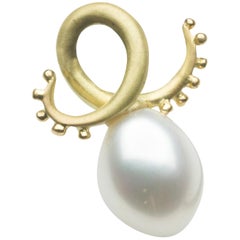 Annabel Eley 18 Karat Yellow Gold White Pearl Pendant Necklace
