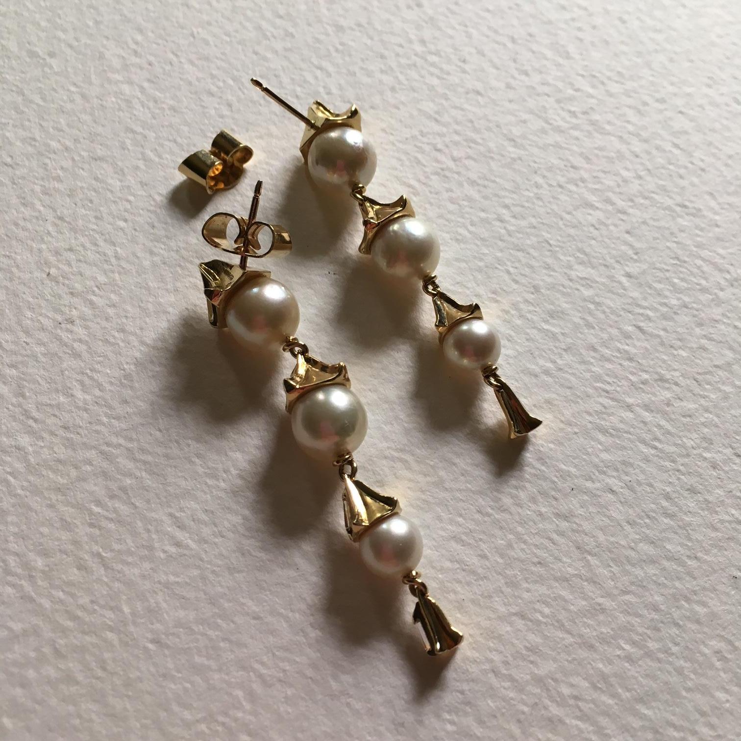 Pavilion earrings in 18ct yellow gold, set with tapered baguette diamonds (0.43ct) and graduated Akoya pearls, they fasten to the ear by means of posts with scroll fittings. The design for these earrings was inspired by rooves of the Phoenix