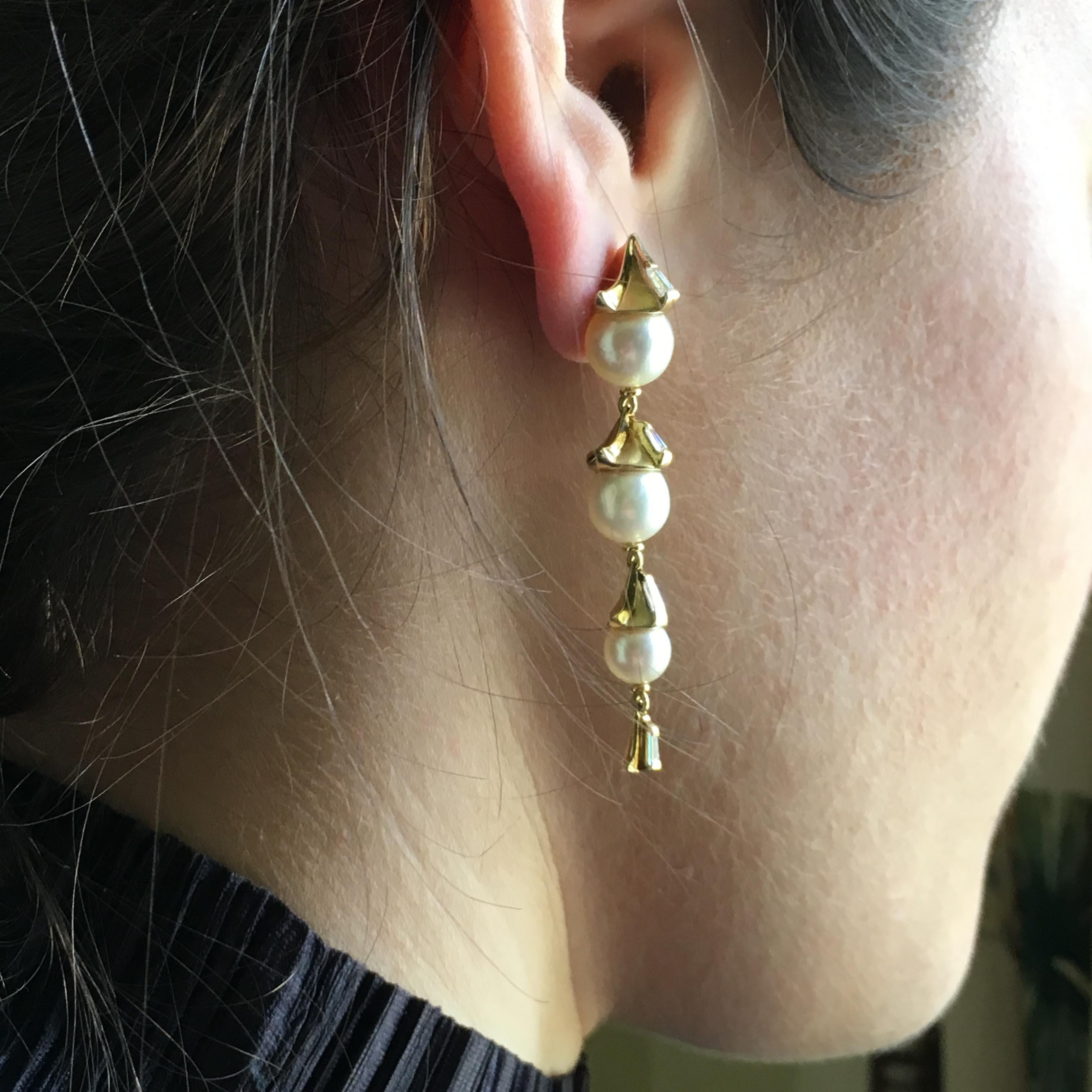 Annabel Eley Baguette Diamond Akoya Pearl 18 Karat Yellow Gold Dangle Earrings In New Condition For Sale In Huntingdon, GB