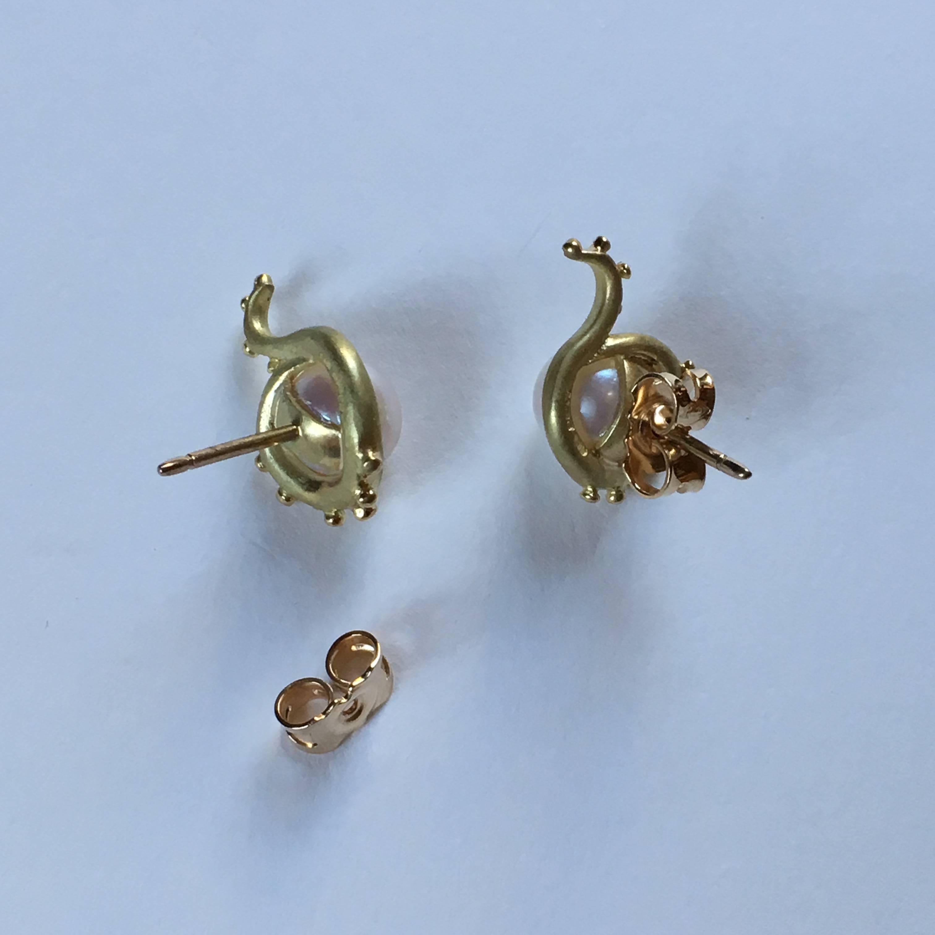 Annabel Eley 18 Karat Yellow Gold Freshwater Pearl Classic Stud Earrings In New Condition For Sale In Huntingdon, GB