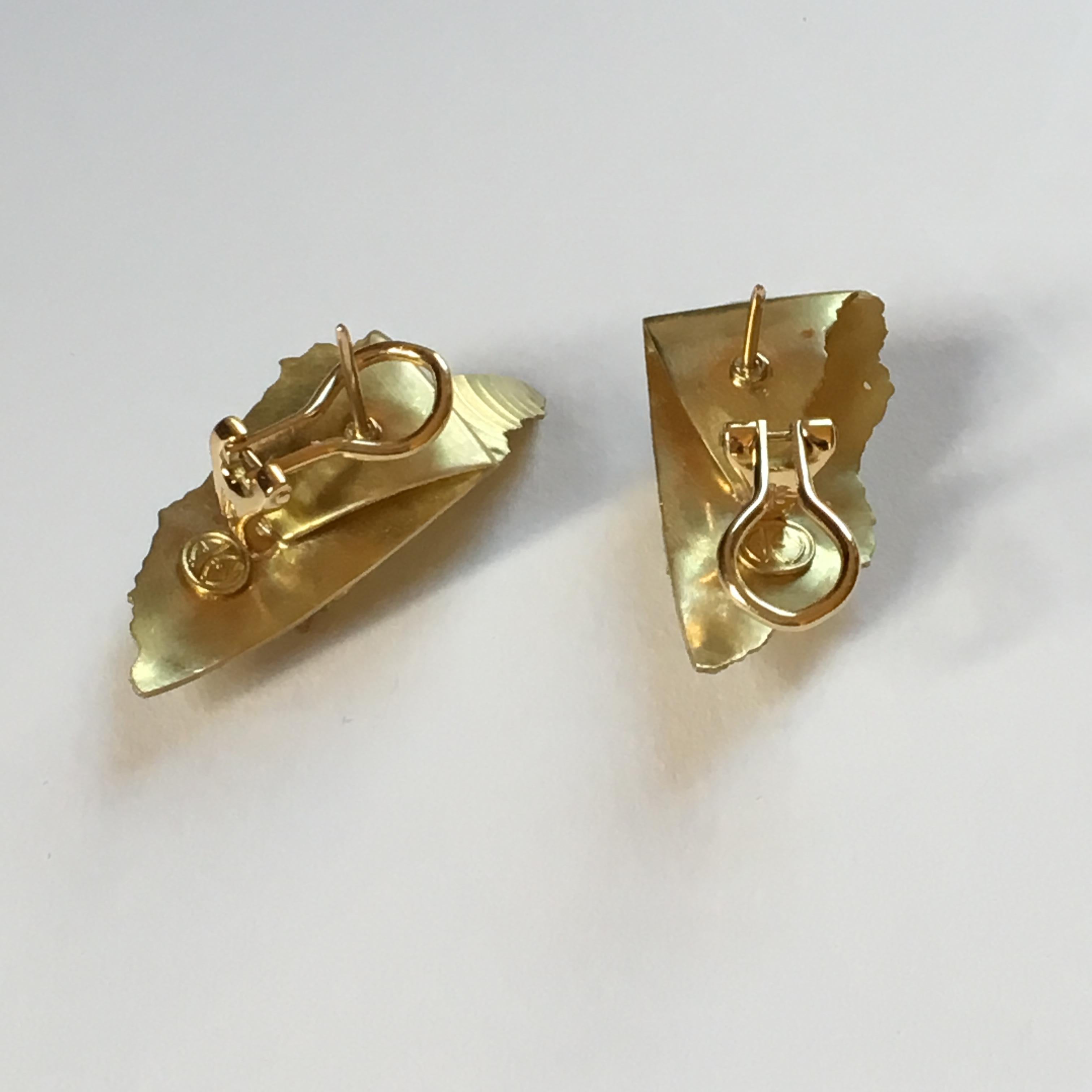 Annabel Eley Platinum Inlay 18 Karat Yellow Gold Statement Stud Earrings  In New Condition For Sale In Huntingdon, GB