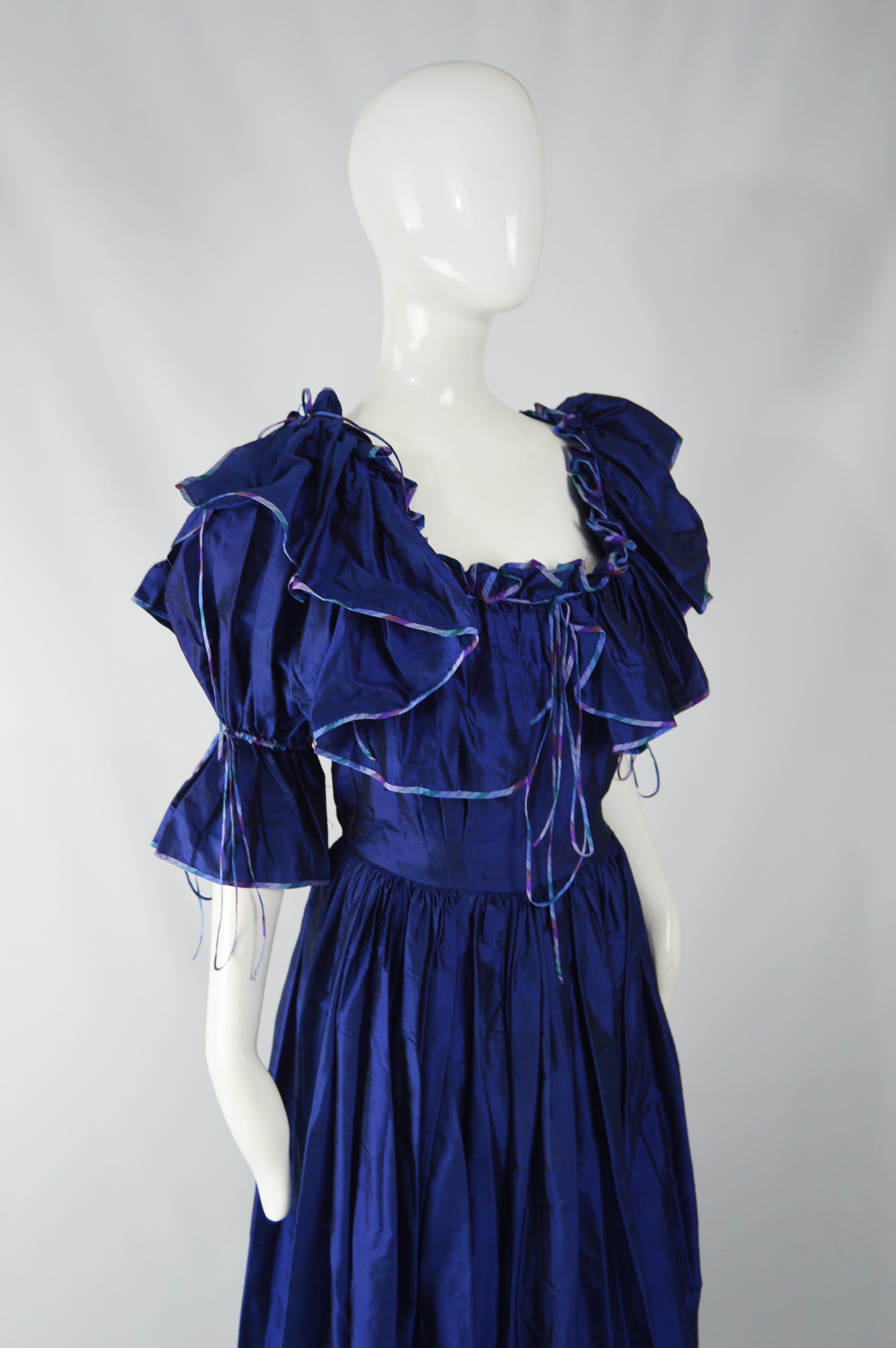 Annabelinda Romantisches Abendkleid aus Seide aus den 1970er Jahren (Violett)