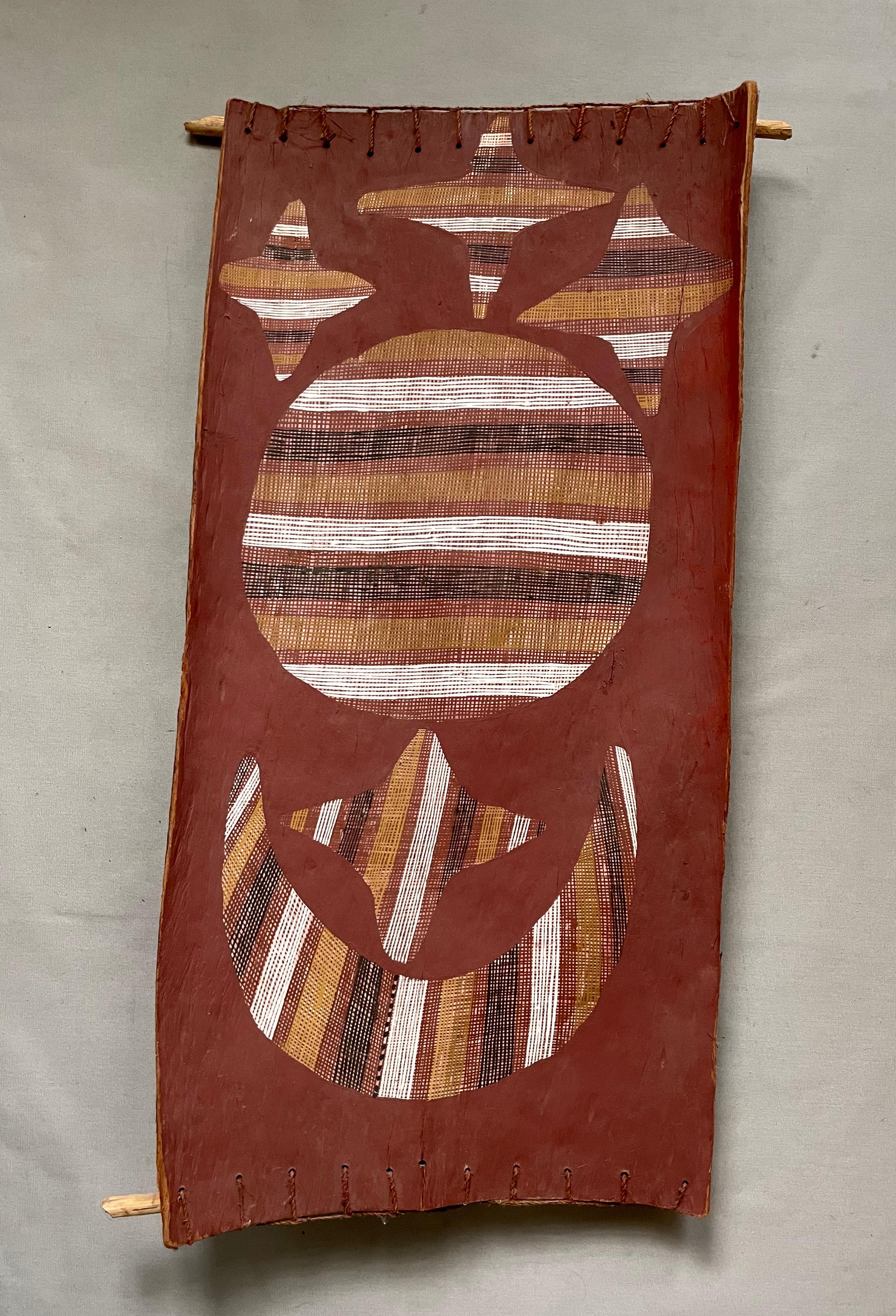 Annabell MARRNGAMARRNGA (1968) 
Pintura aborigen sobre corteza de eucalipto. 
Etiquetas en la parte posterior. 
Panel ligeramente deformado, grietas muy leves. 
90 x 45 cm