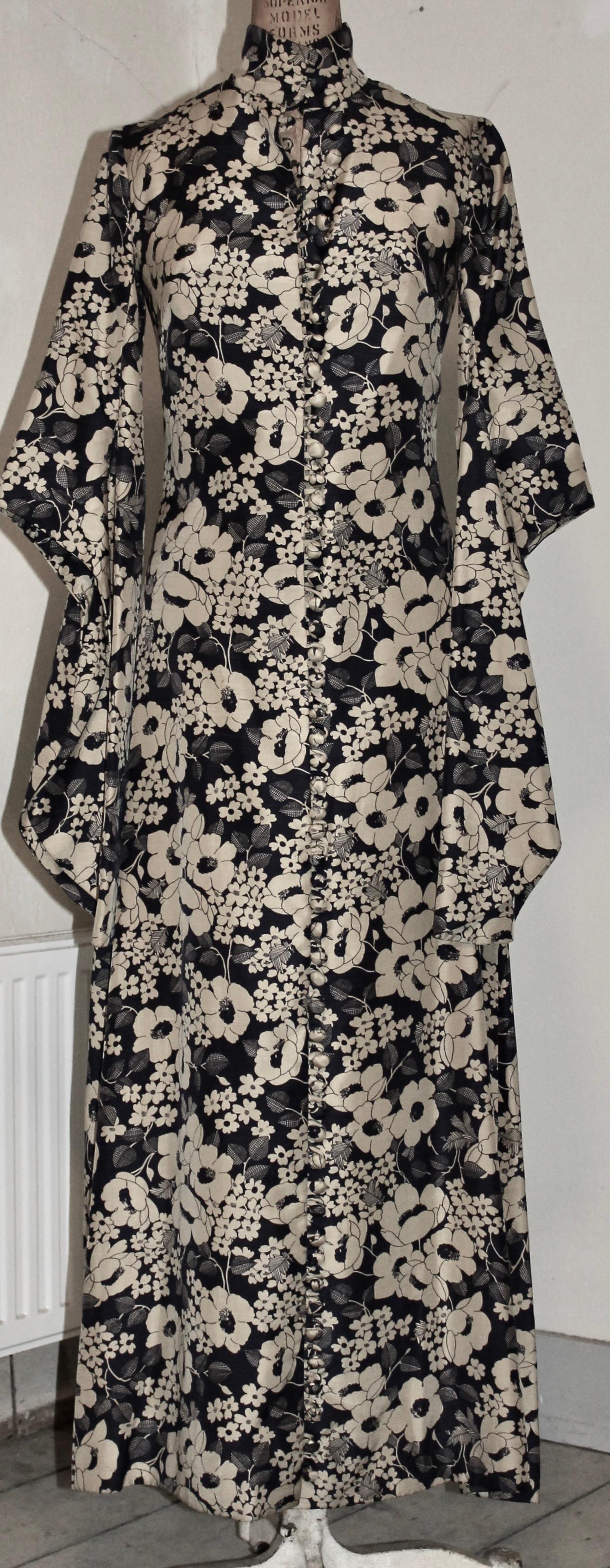 Maxi abito anni '60 in stile swinging London con un accenno giapponese, realizzato dall'importante boutique londinese di Bromton Road AnnaCat.  Tessuto in seta stampata di Asher of Liberty con motivo tipo Giappone. Colletto Nehru, maniche a kimono e