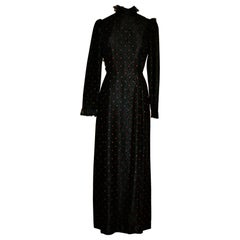Vestido de encaje negro de AnnaCat con lunares rojos