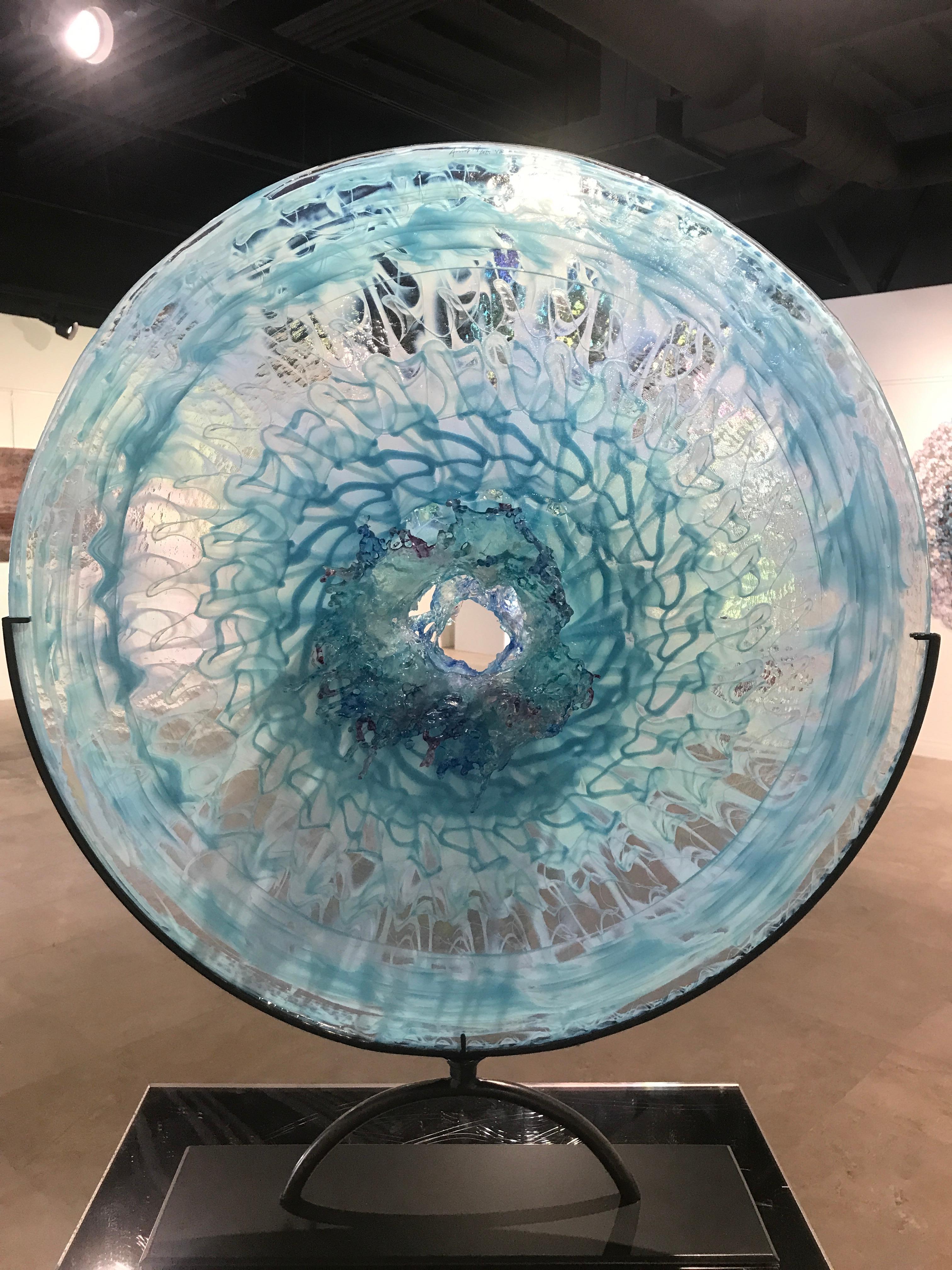 Une œuvre d'art unique en son genre
Médium : Cristal de Murano avec incrustations de résine turquoise mate (sur les deux faces), encre, base en fer

À propos de l'artiste :
Les sculptures de rêve de l'artiste italienne Annalu enchantent les