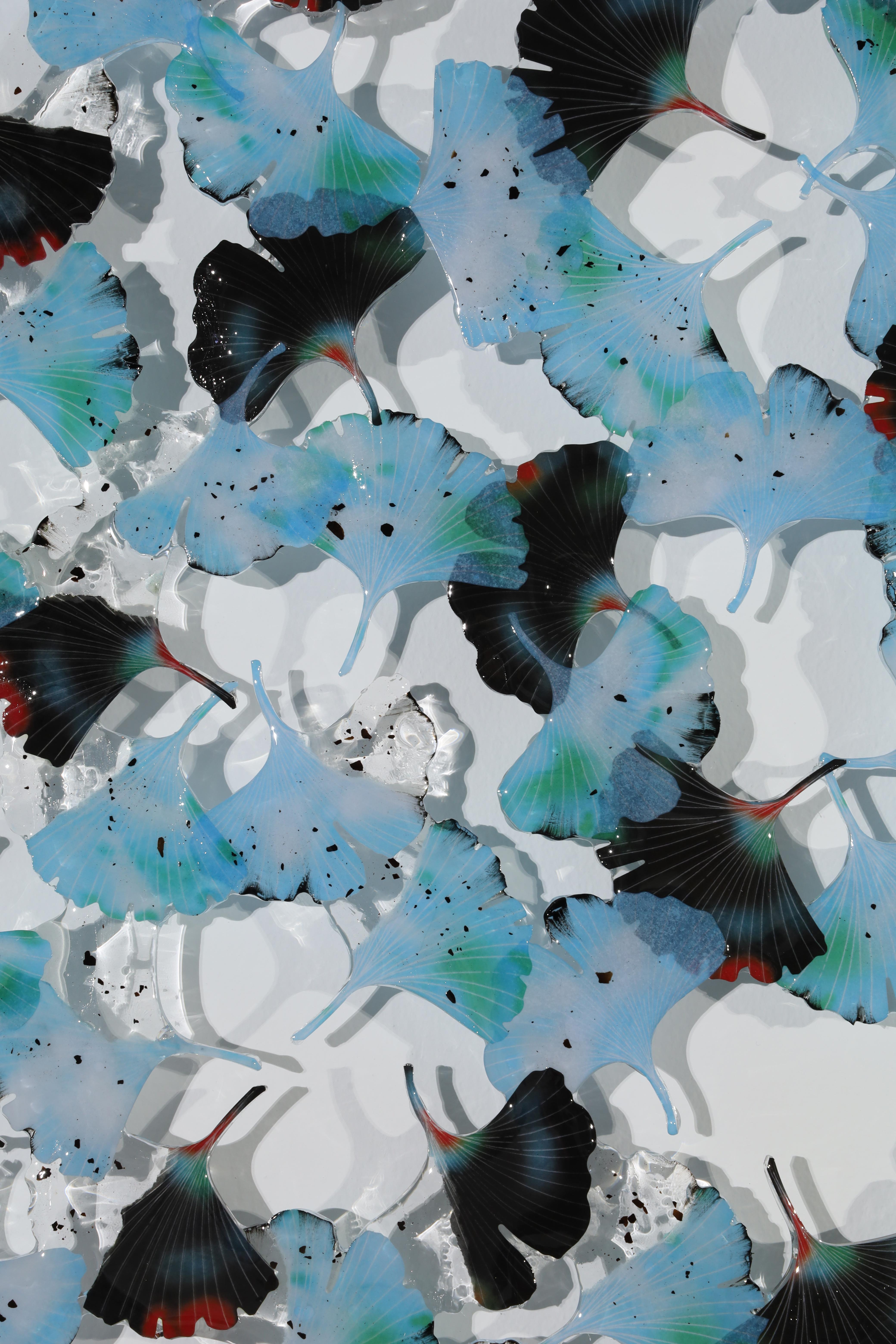 Cravate de rêve, bulle bleue Ginkgo  - Gris Abstract Sculpture par Annalù