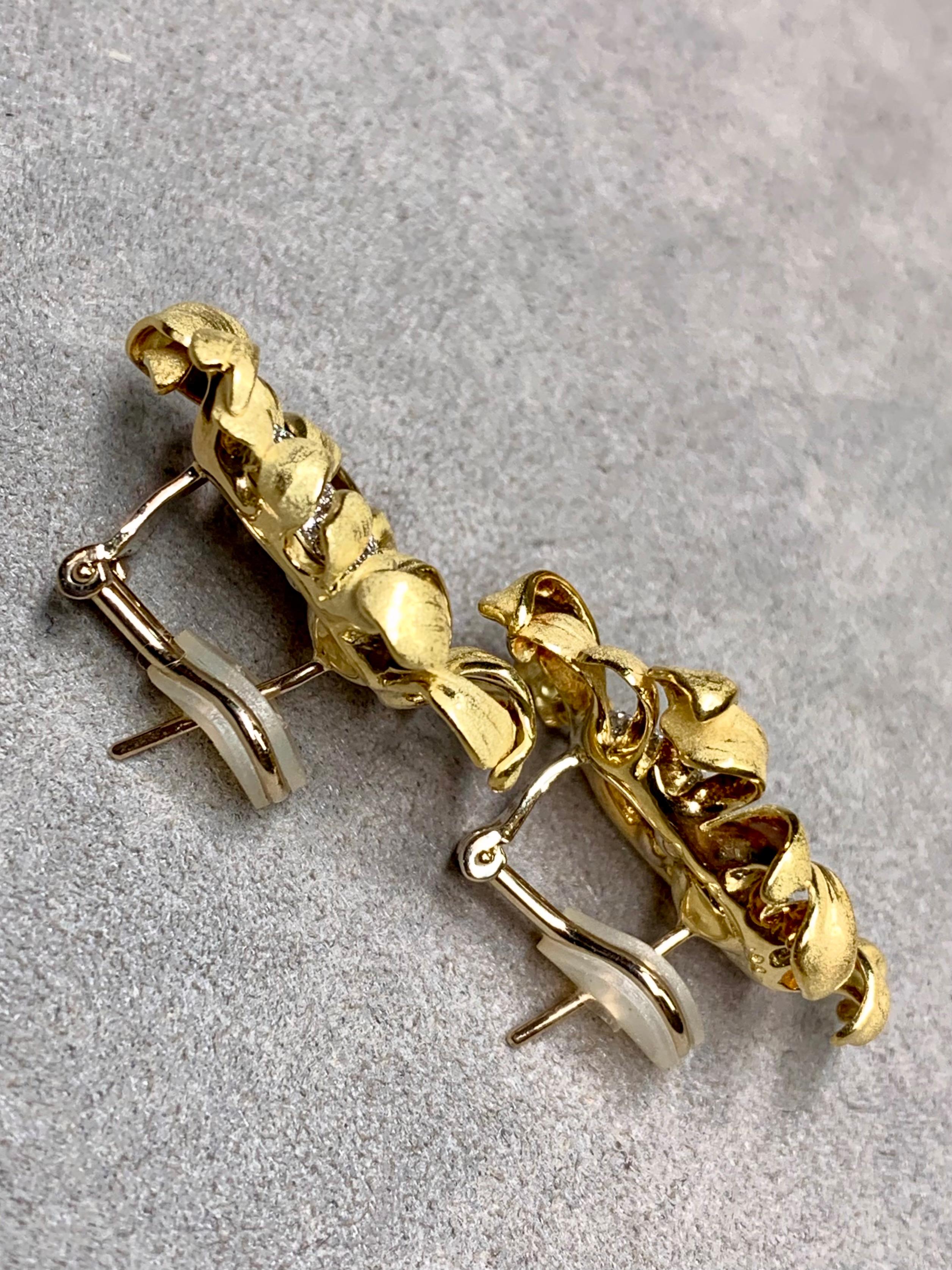 Une paire de boucles d'oreilles sophistiquées et sculpturales d'Annamaria Cammilli, réputée pour son art Florentine et ses formes organiques modernes. Ces magnifiques boucles d'oreilles sont réalisées en or jaune 18 carats richement texturé avec une