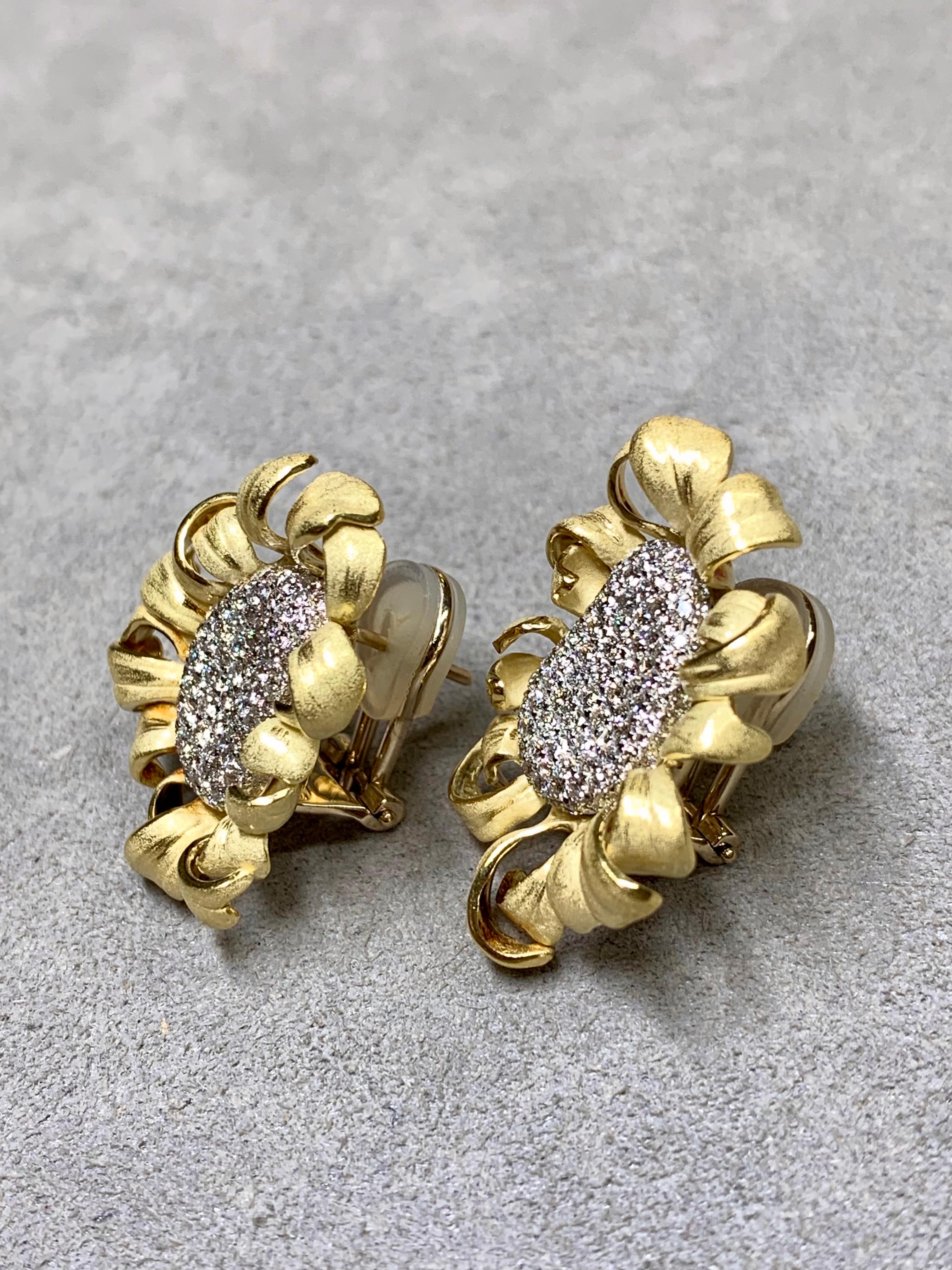 Contemporain Annamaria Cammilli Boucles d'oreilles en pavé de diamants 18 carats avec ruban en oméga sur l'arrière en vente