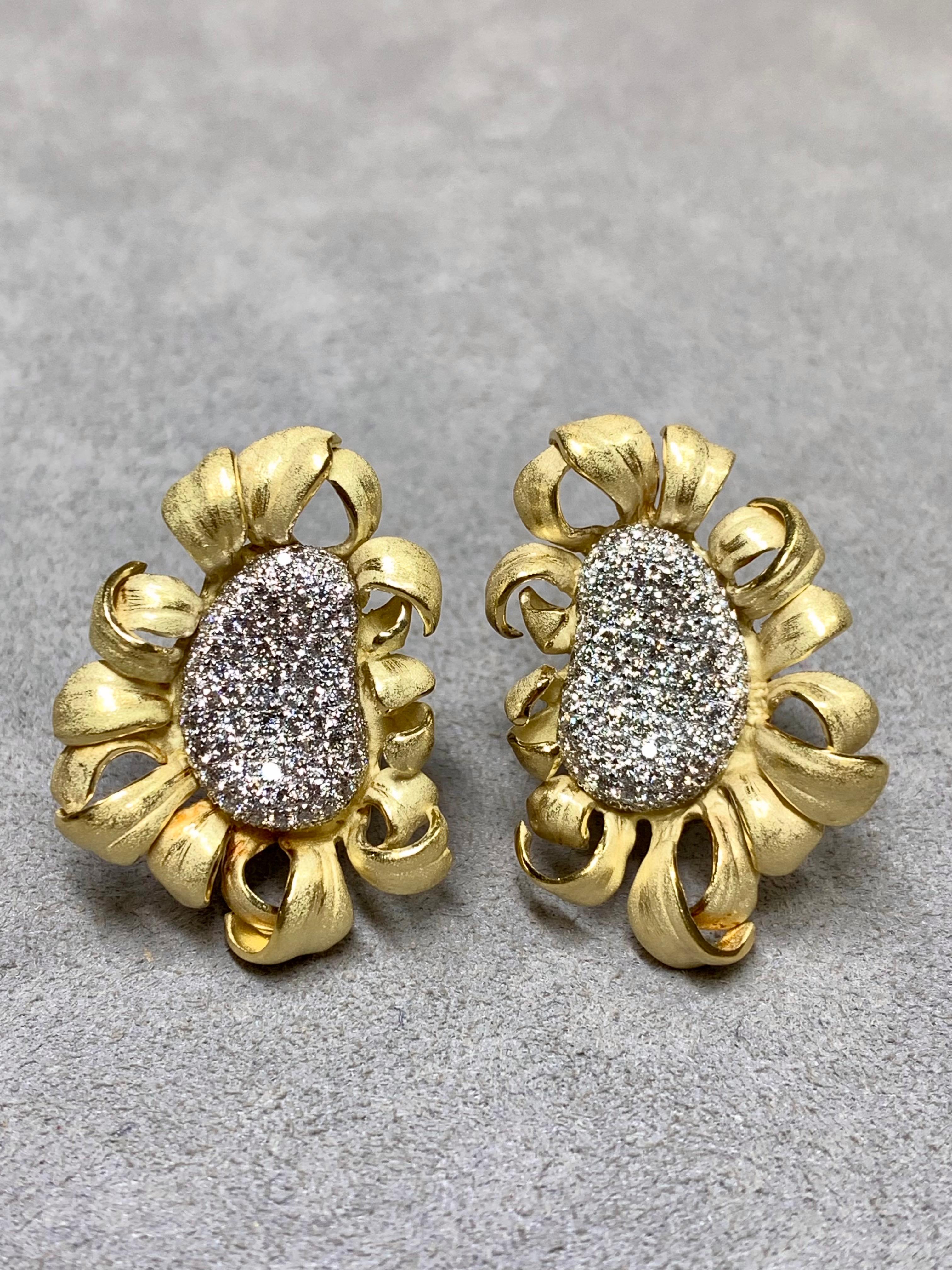 Taille ronde Annamaria Cammilli Boucles d'oreilles en pavé de diamants 18 carats avec ruban en oméga sur l'arrière en vente