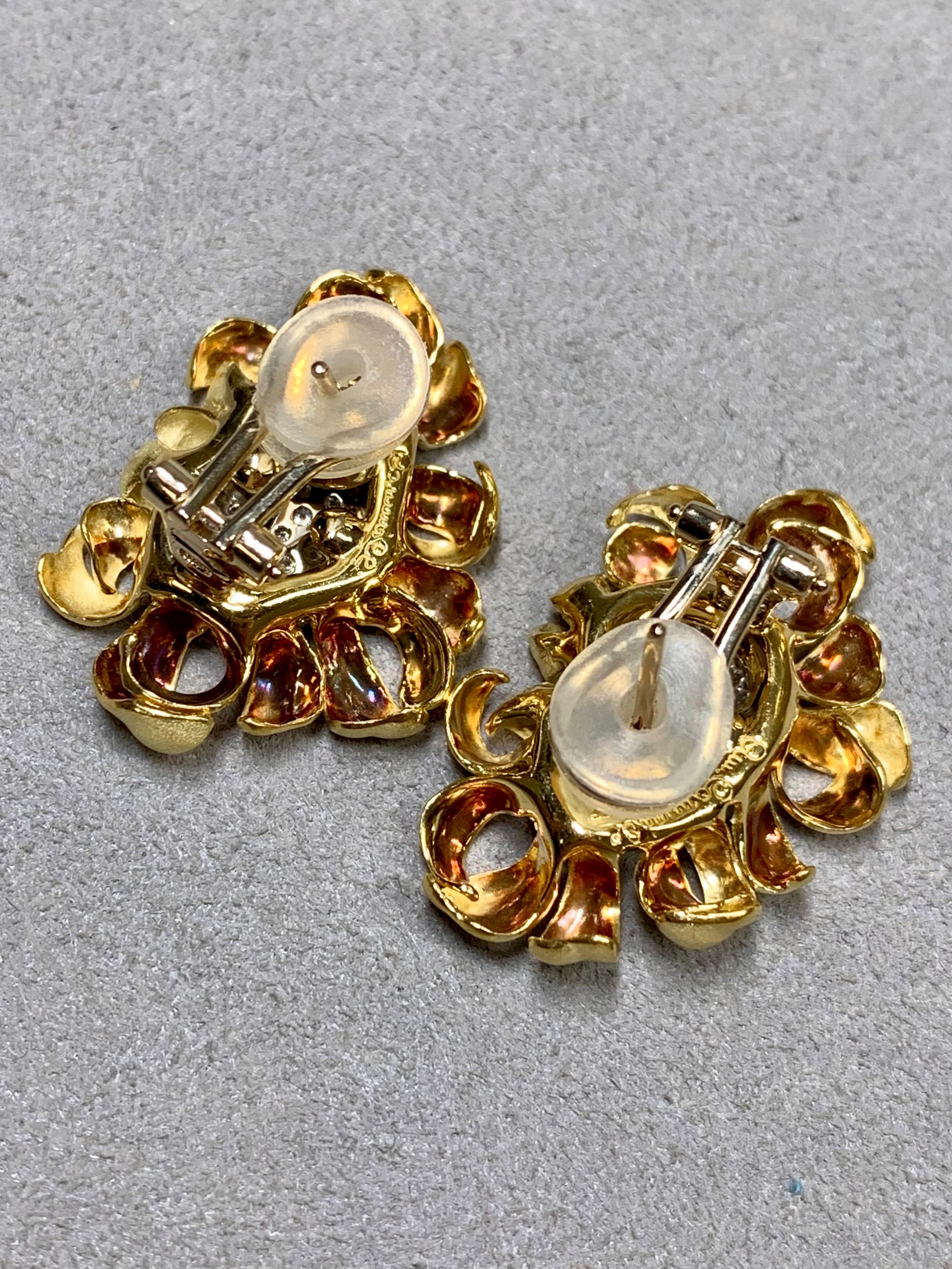 Annamaria Cammilli Boucles d'oreilles en pavé de diamants 18 carats avec ruban en oméga sur l'arrière Excellent état - En vente à Winter Springs, FL