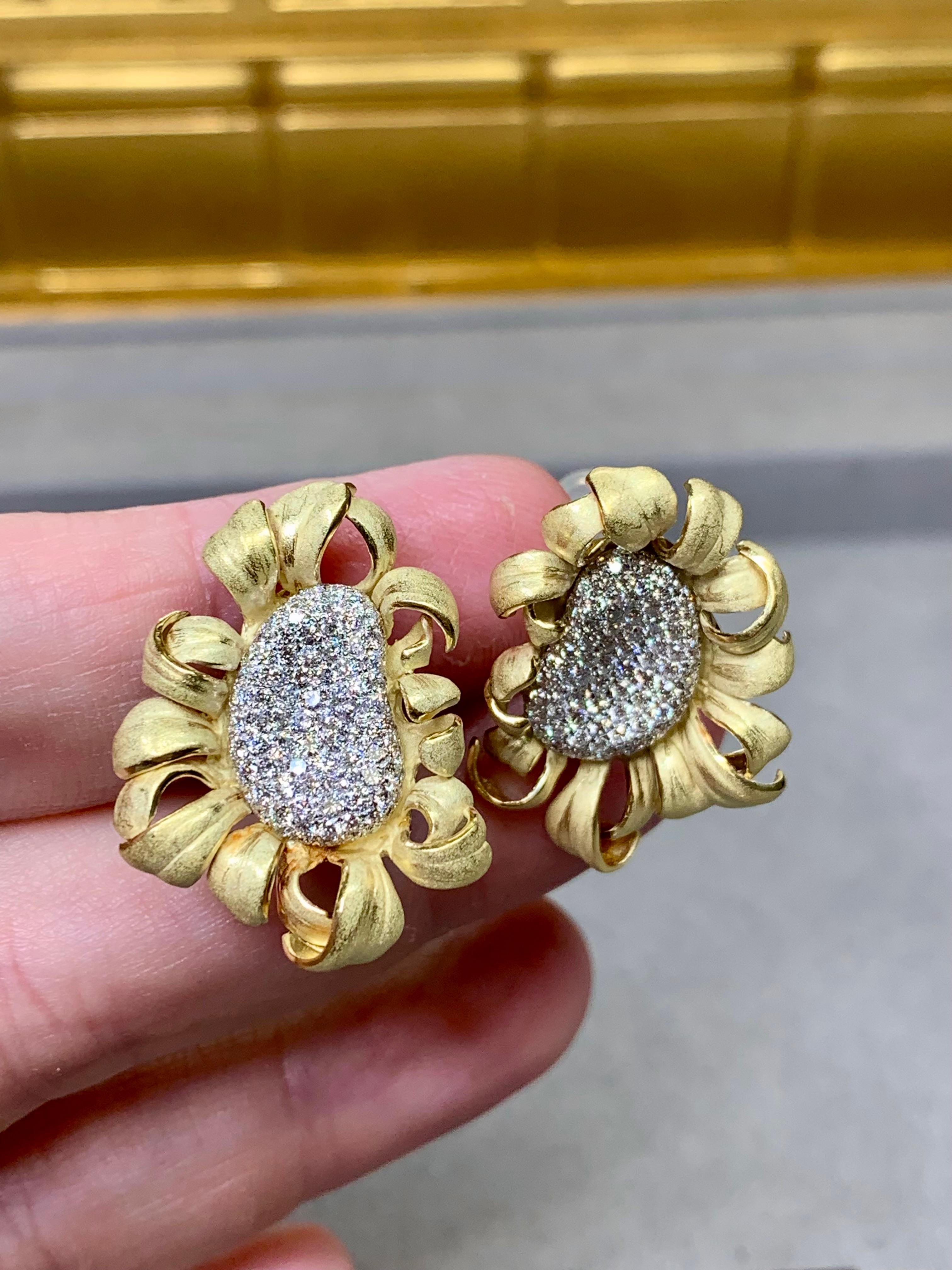 Annamaria Cammilli Boucles d'oreilles en pavé de diamants 18 carats avec ruban en oméga sur l'arrière Unisexe en vente