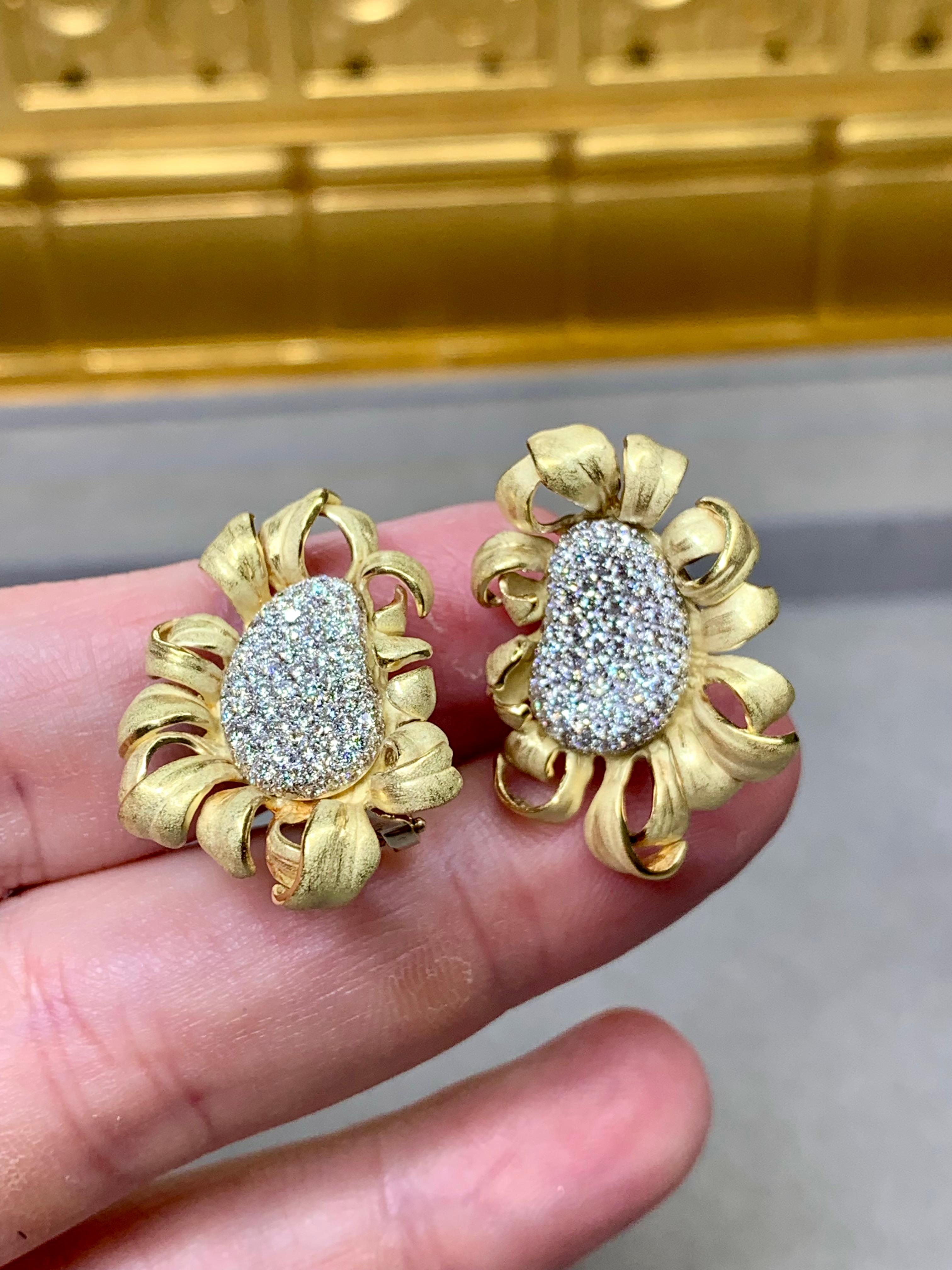 Annamaria Cammilli Boucles d'oreilles en pavé de diamants 18 carats avec ruban en oméga sur l'arrière en vente 1
