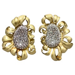 Annamaria Cammilli Boucles d
oreilles en pavé de diamants 18 carats avec ruban en oméga sur l
arrière