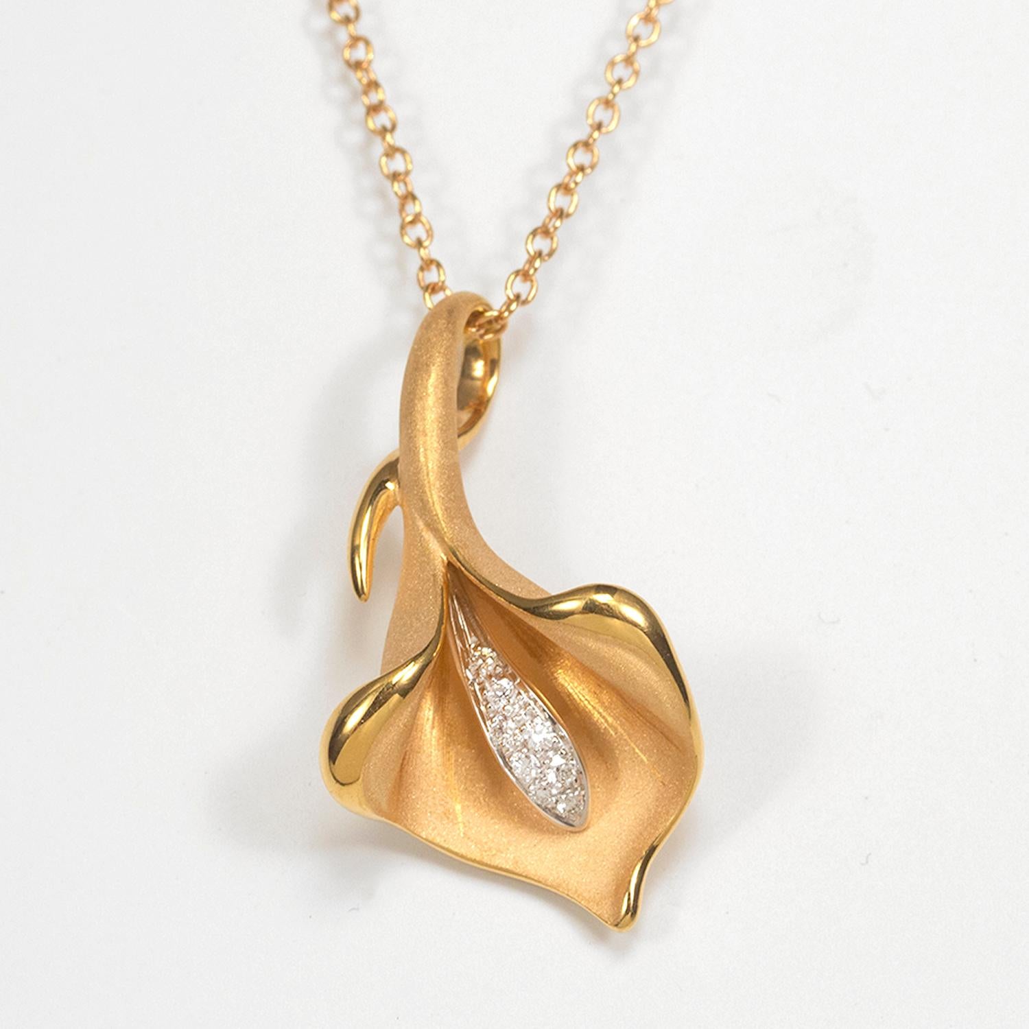 Aus der Calla Collection von Annamaria Cammilli, Anhänger in Form einer Calla-Blüte, handgefertigt aus 18 Karat Apricot-Orange-Gold. Handgefertigt aus poliertem und satiniertem Gold, mit Diamanten. Das Gesamtgewicht der Diamanten beträgt 0,09 Karat.