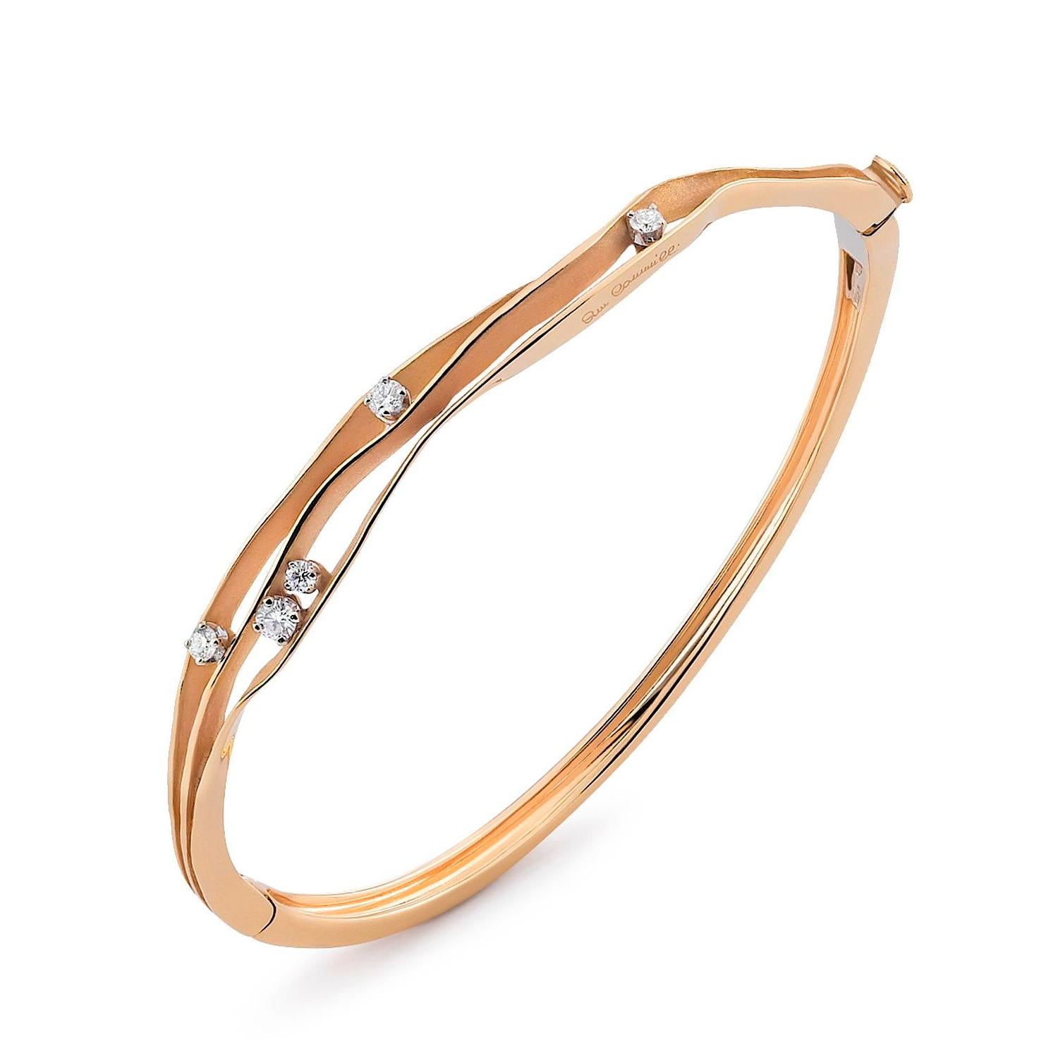 Dalla collezione Essential di Annamaria Cammilli, bracciale Dune realizzato a mano in oro rosa champagne 18 carati. Cinque diamanti bianchi brillanti con un peso totale di 0,31 carati sono incastonati e incastonati in quattro strati curvilinei di