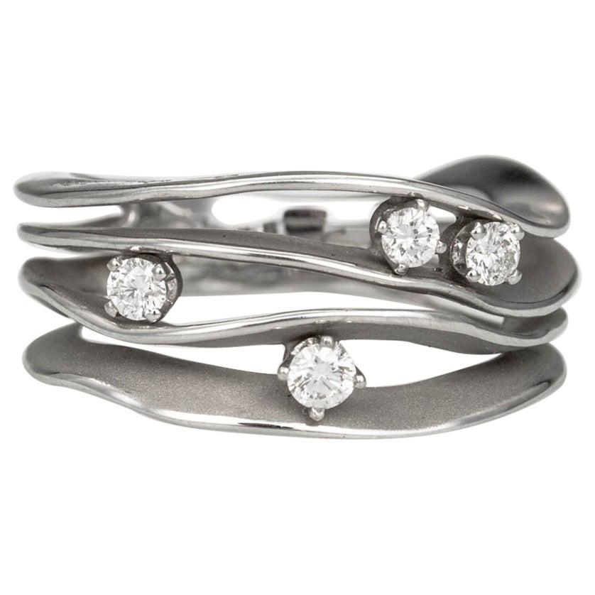 Annamaria Cammilli: 18 Karat Weiß-Eisgold Ring „Dune“ mit vier Diamanten