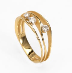 Anello "Dune" di Annamaria Cammilli con tre diamanti in oro alba 18 carati