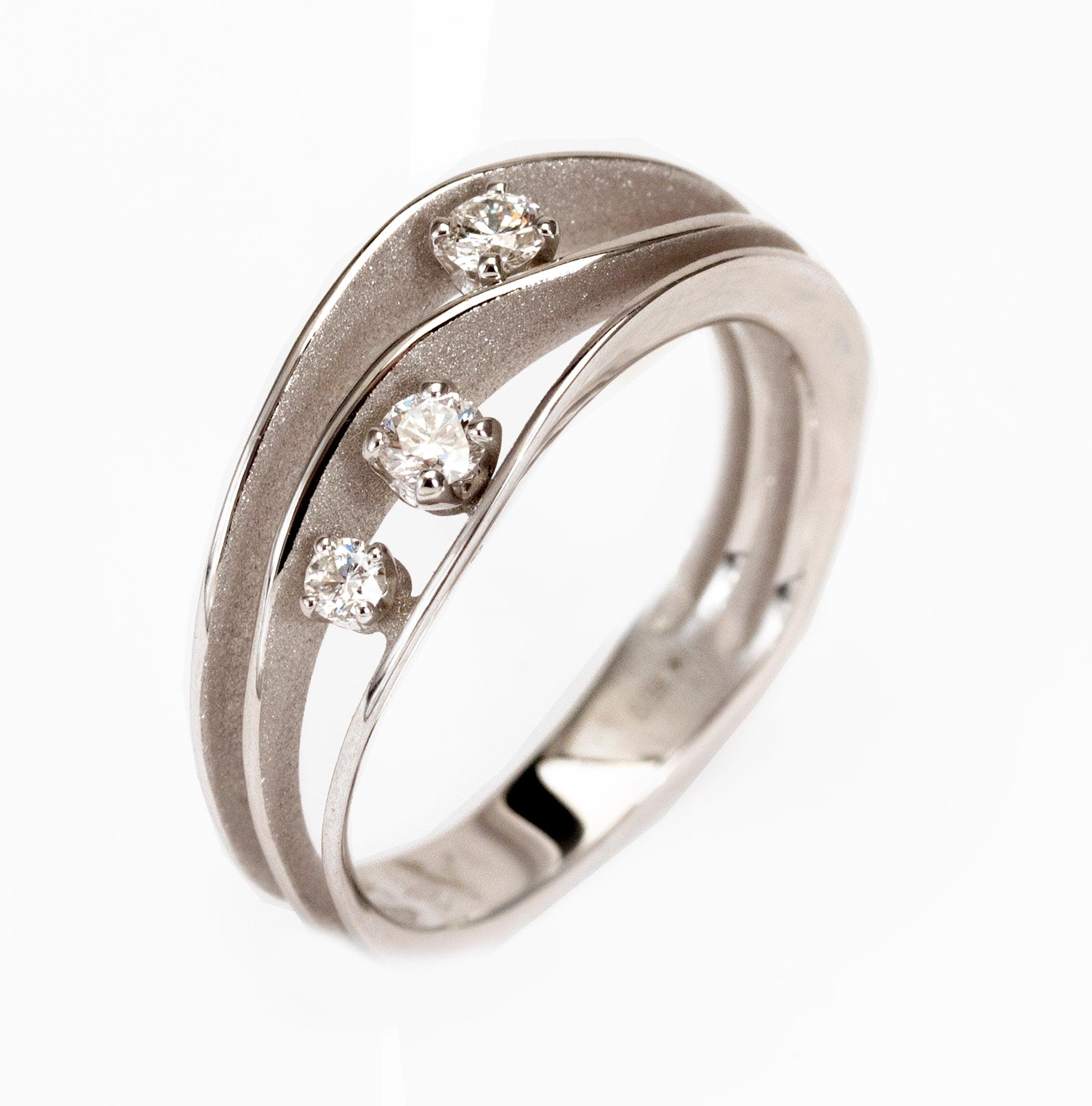 Im Angebot: Annamaria Cammilli: 18 Karat Weiß-Eisgold Ring „Dune“ mit drei Diamanten () 2
