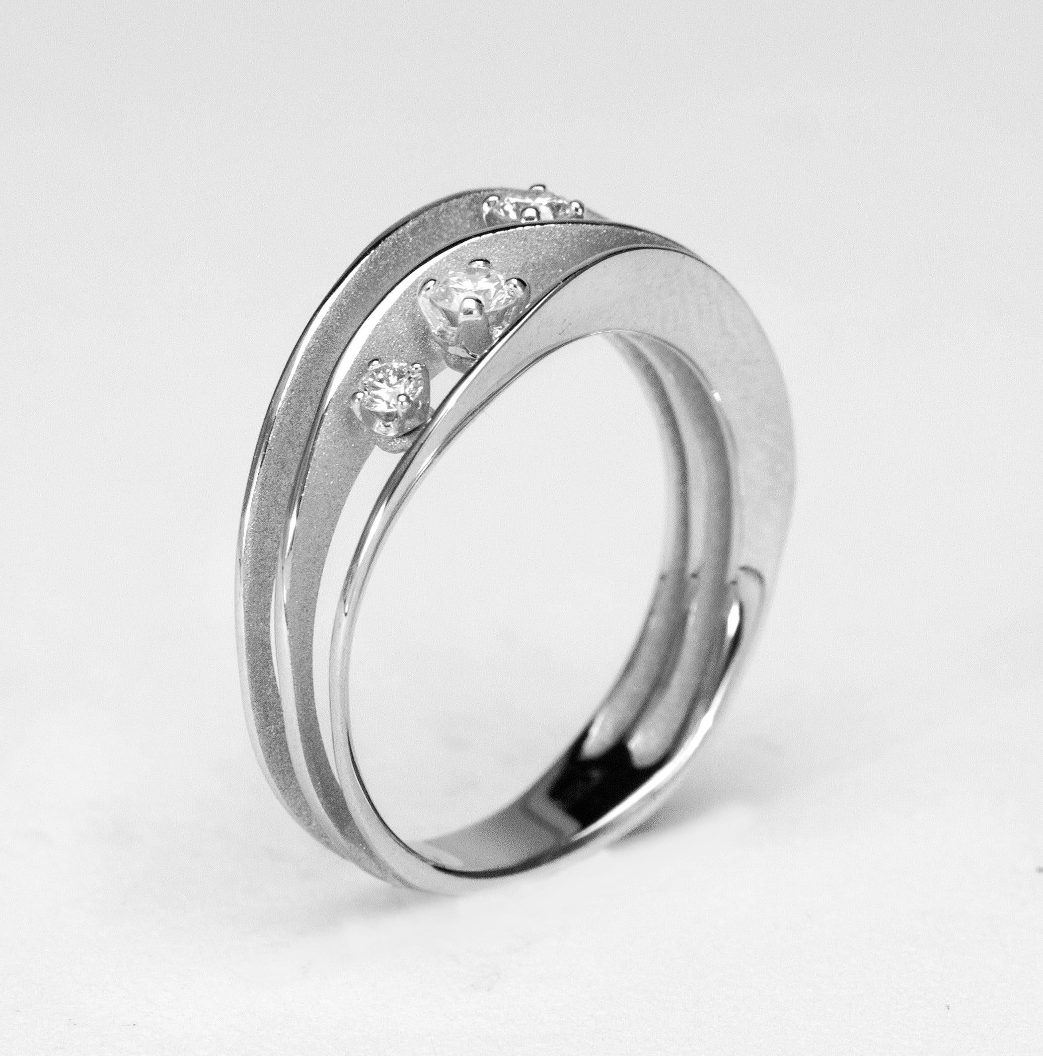Im Angebot: Annamaria Cammilli: 18 Karat Weiß-Eisgold Ring „Dune“ mit drei Diamanten () 3