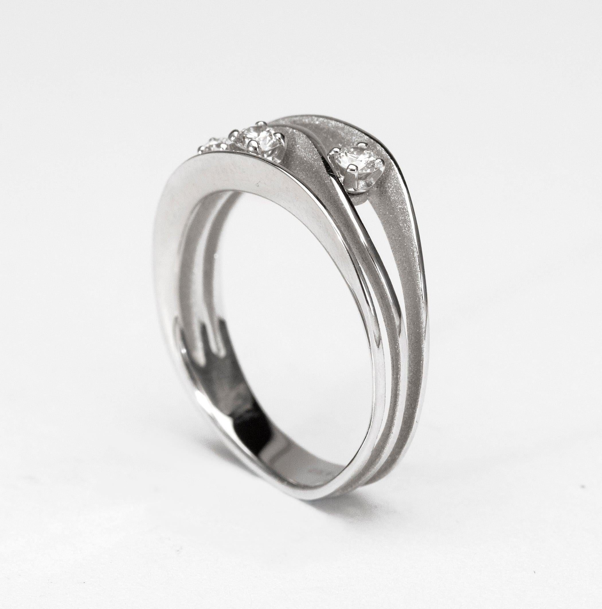 Im Angebot: Annamaria Cammilli: 18 Karat Weiß-Eisgold Ring „Dune“ mit drei Diamanten () 4