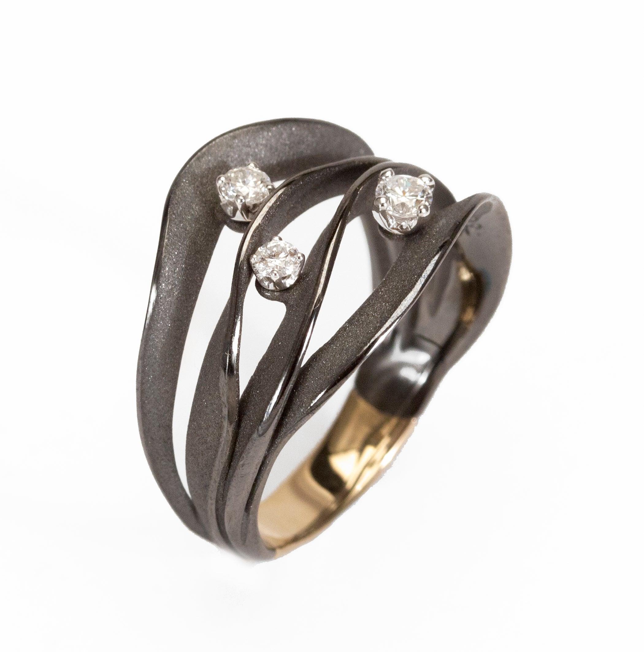 Im Angebot: Annamaria Cammilli: 18 Karat Schwarz- Lavagold Ring „Dune Royal“ mit drei Diamanten () 2