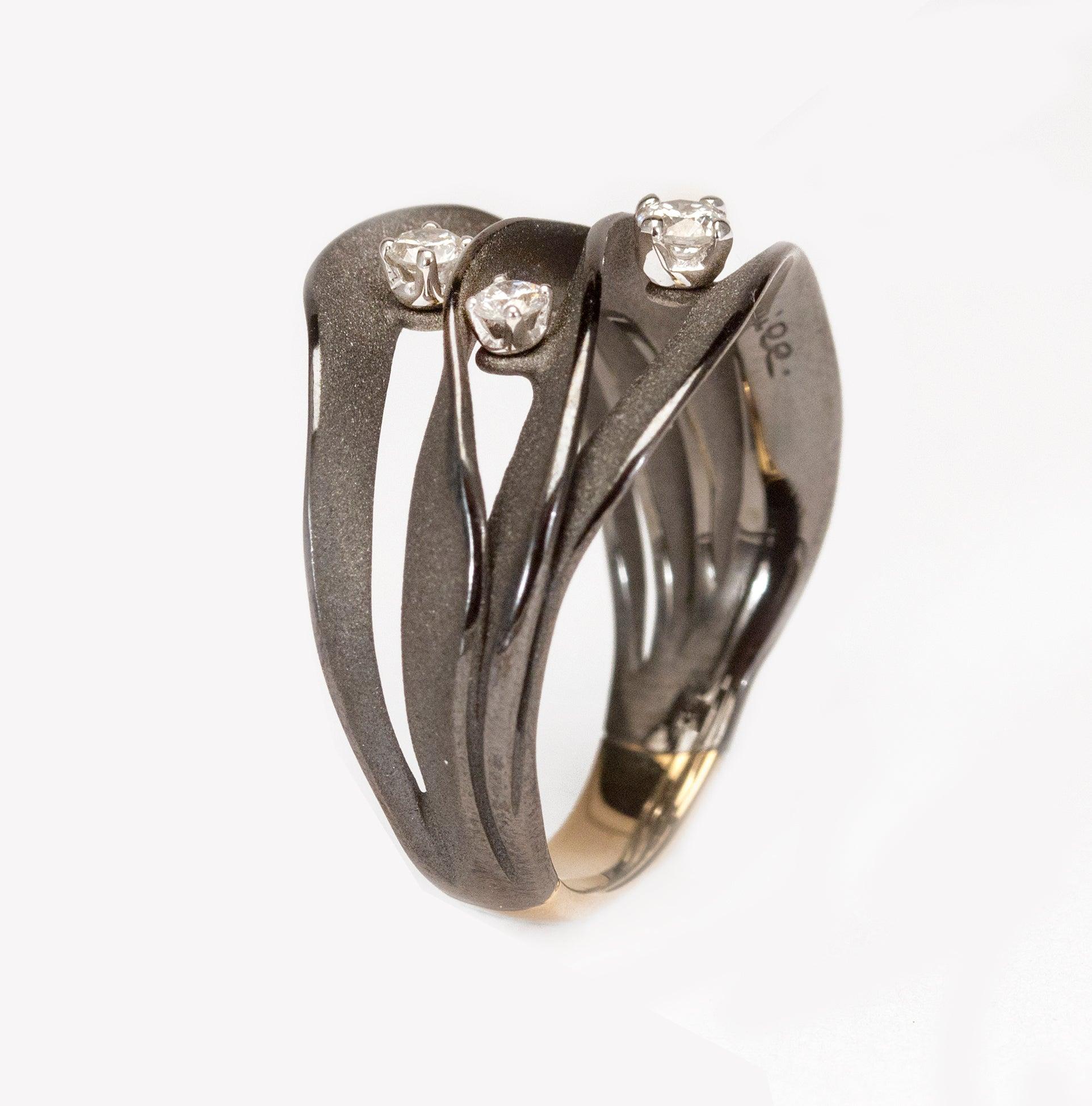 Im Angebot: Annamaria Cammilli: 18 Karat Schwarz- Lavagold Ring „Dune Royal“ mit drei Diamanten () 4