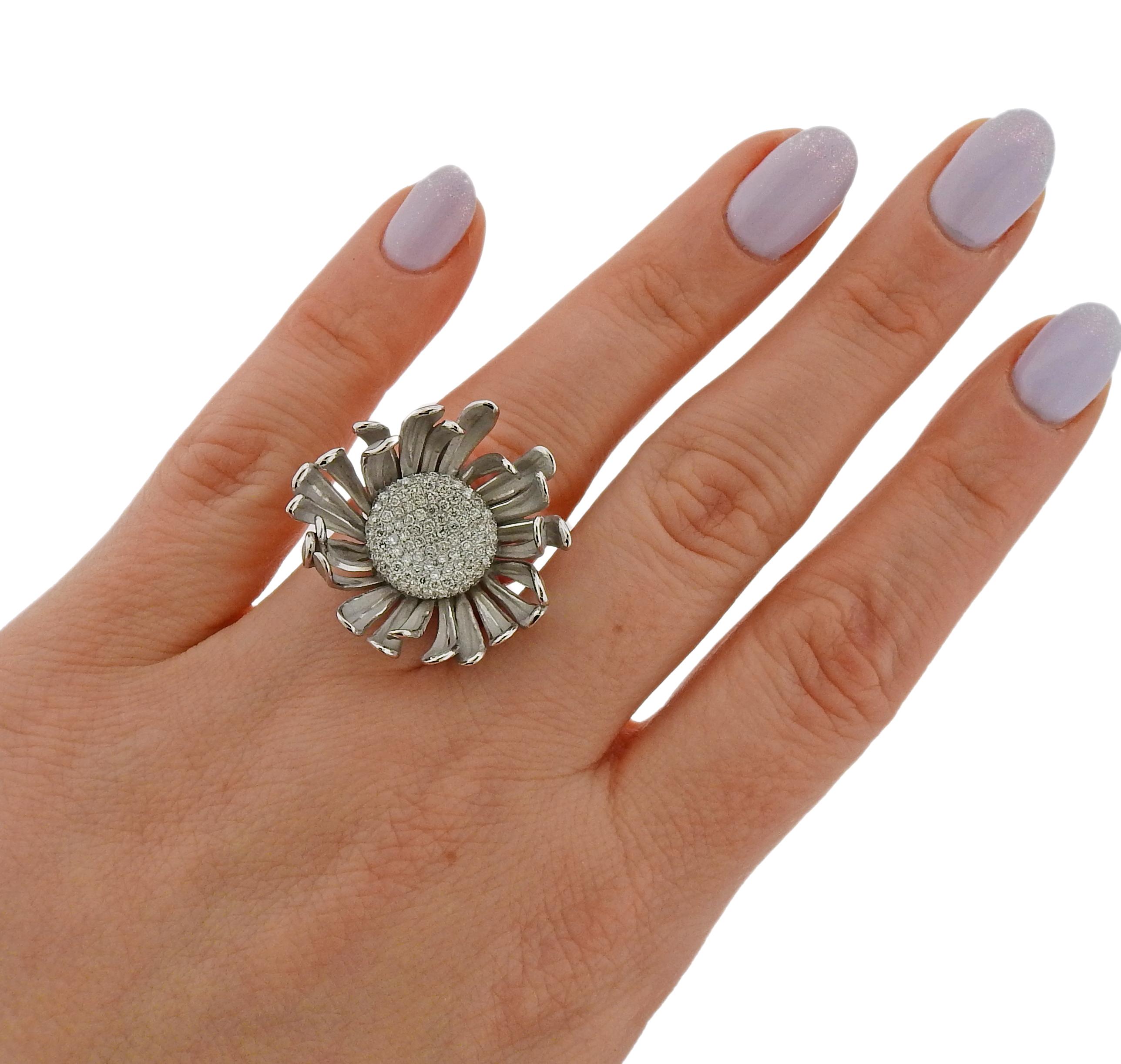 Annamaria Cammilli Prelude Diamond Gold Flower Ring In New Condition For Sale In Lambertville, NJ