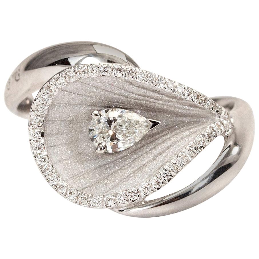 Im Angebot: Annamaria Cammilli: 18 Karat Gold Ring „Premiere“ mit birnenförmigem Diamantring ()