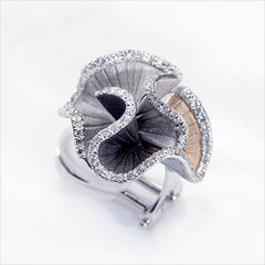 Orecchini "Sultana" di Annamaria Cammilli con diamanti in tre tonalità di oro 18 carati