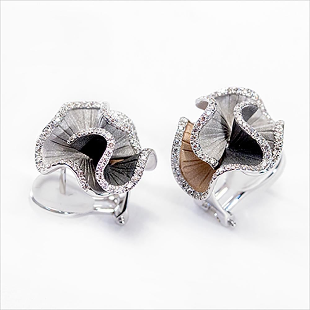 Taille ronde Annamaria Cammilli Boucles d'oreilles « Sultana » en or 18 carats avec diamants en trois nuances en vente