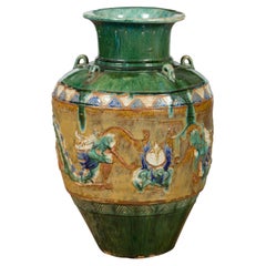 Pot à eau émaillée verte Annamese du 17ème siècle avec motifs de dragons en relief